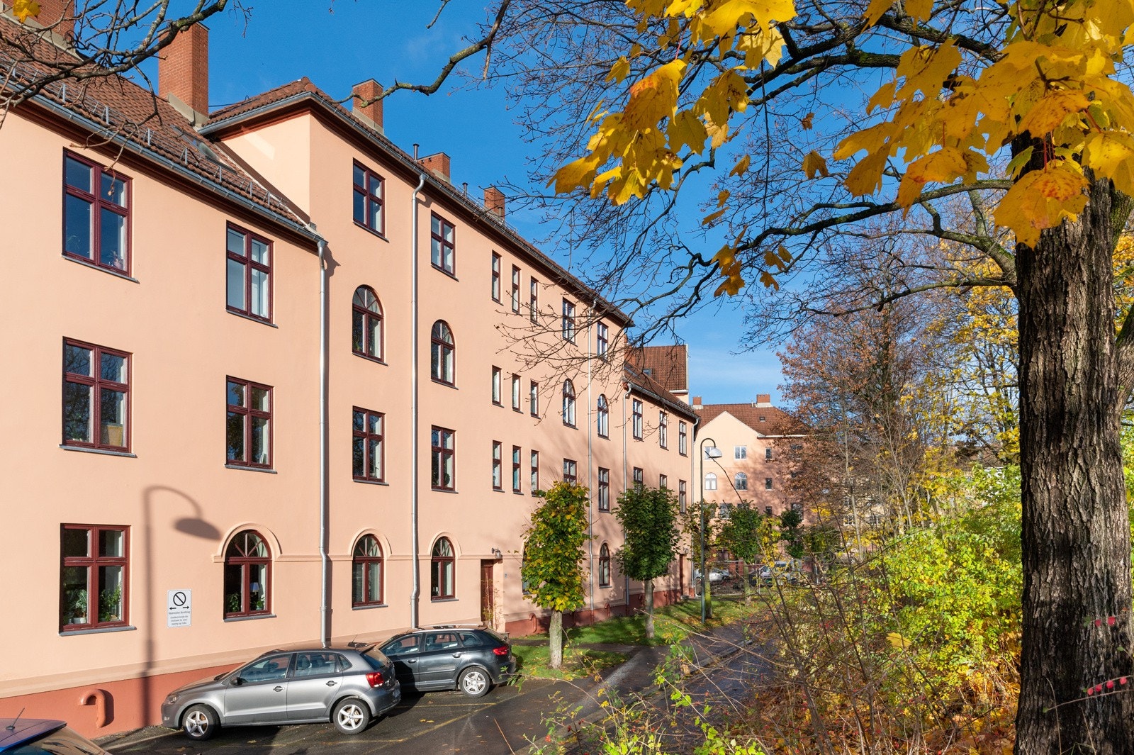 Dersom du ønsker å bo sentralt, men samtidig avskjermet fra byens støy, er denne leiligheten på beste Sagene perfekt for deg. Galleribilde