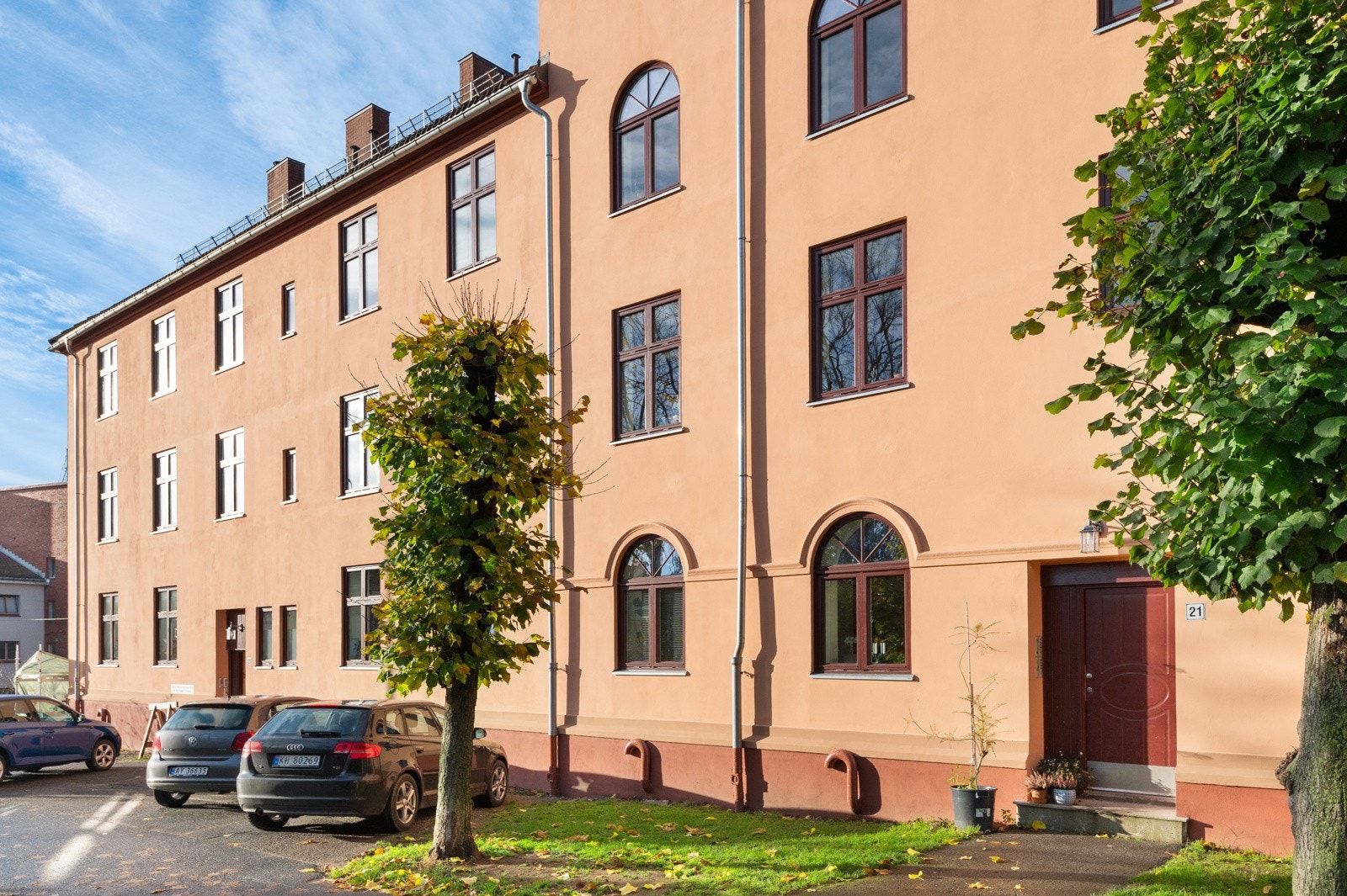 Leiligheten ligger innerst i rolig blindgate og i byggets høye og usjenerte 1. etasje. Galleribilde