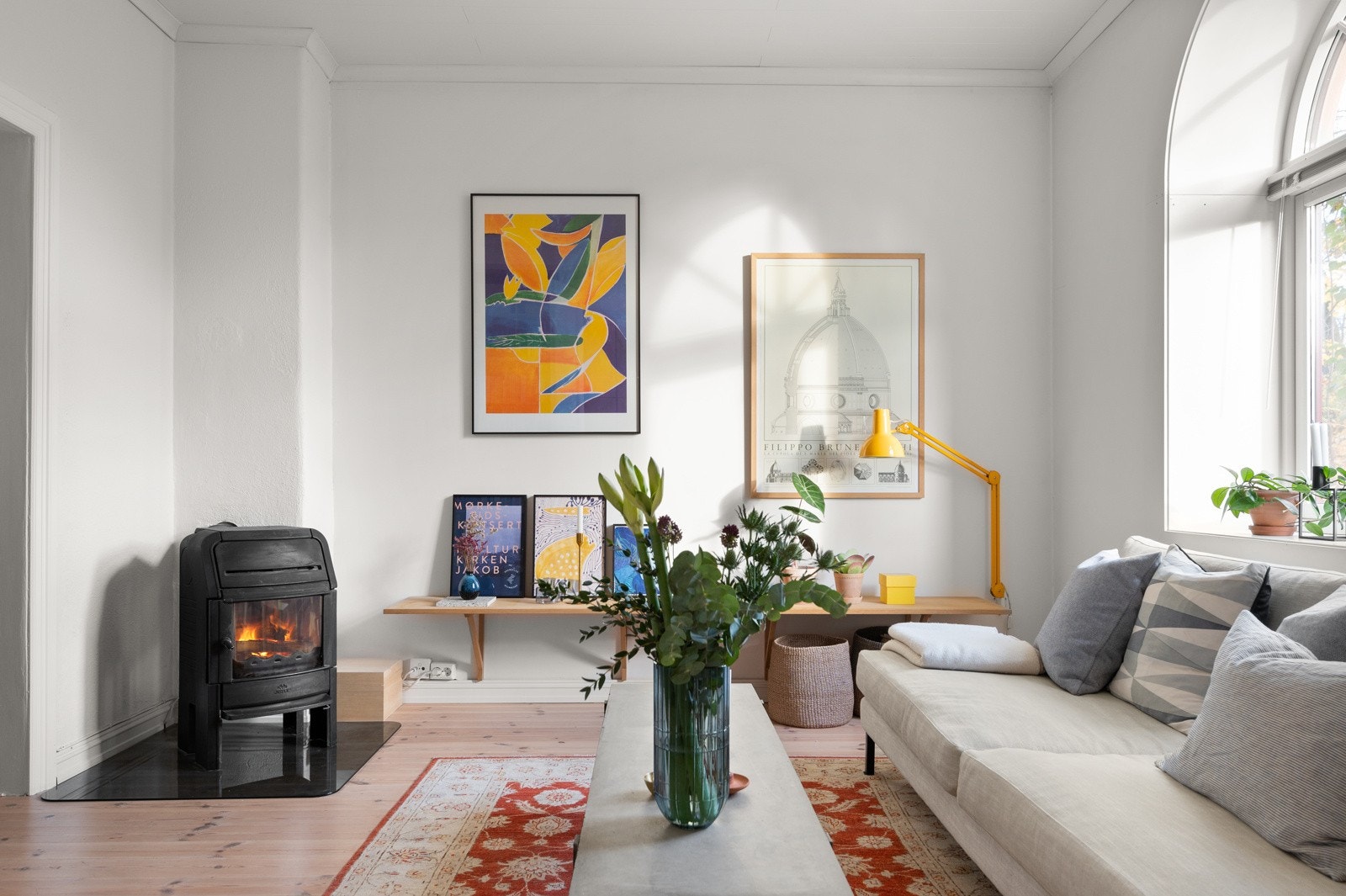 I hjørnet av stuen har du en koselig vedovn som varmer godt på kalde høst- og vinterdager, samt bidrar til hygge. Galleribilde