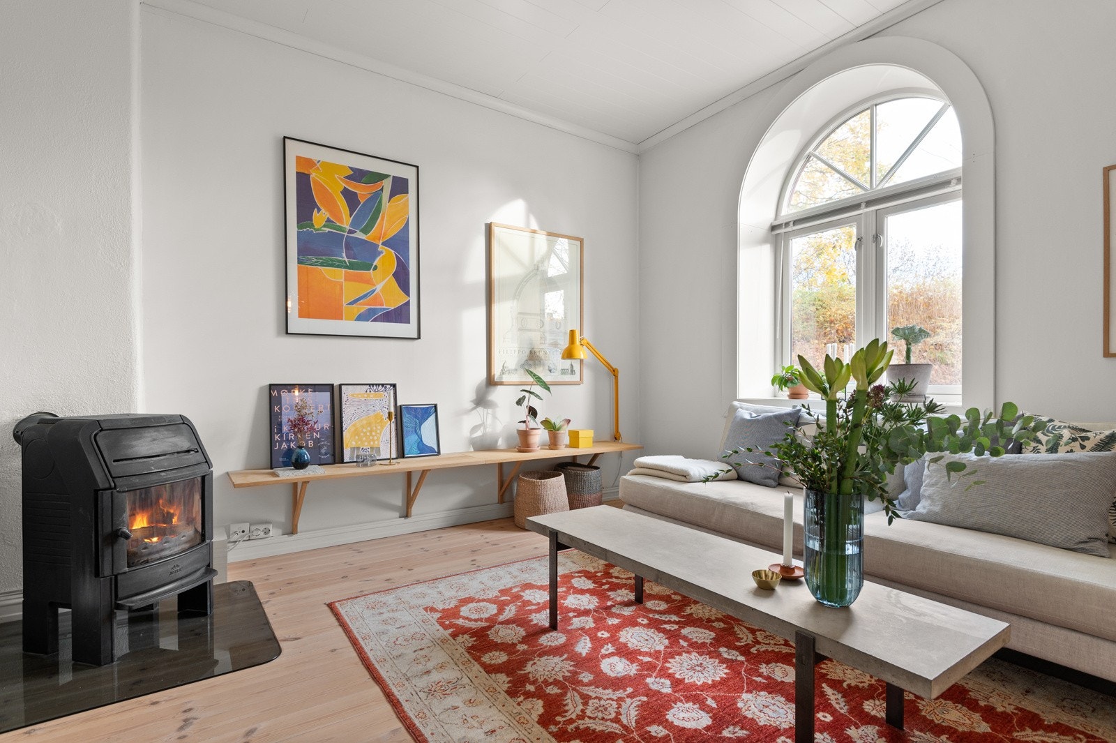 Den store klassiske vindusflaten sørger for rikelig med naturlig lys, og du har idyllisk utsyn mot Vøienvolden gård. Galleribilde