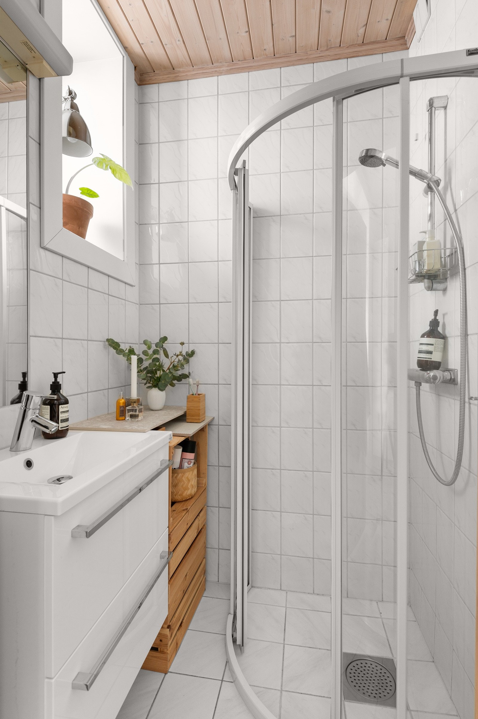 Baderommet er utstyrt med nyere og moderne baderomsinnredning med heldekkende servant, speil med belysning og dusjhjørne med skyvedører av glass. Galleribilde