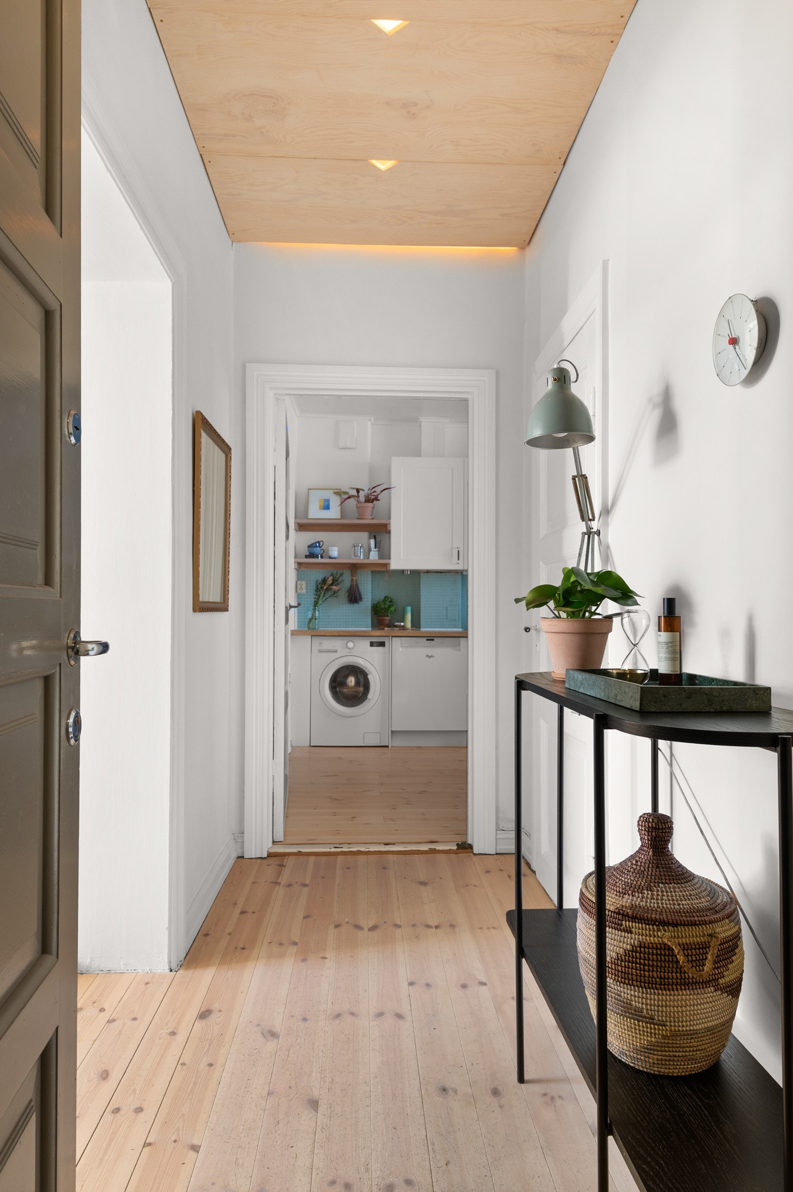 Så snart du kommer inn i leiligheten får du umiddelbart et positivt inntrykk av den lyse og fine leiligheten med sine unike arkitekttegnede løsninger og detaljer. Galleribilde