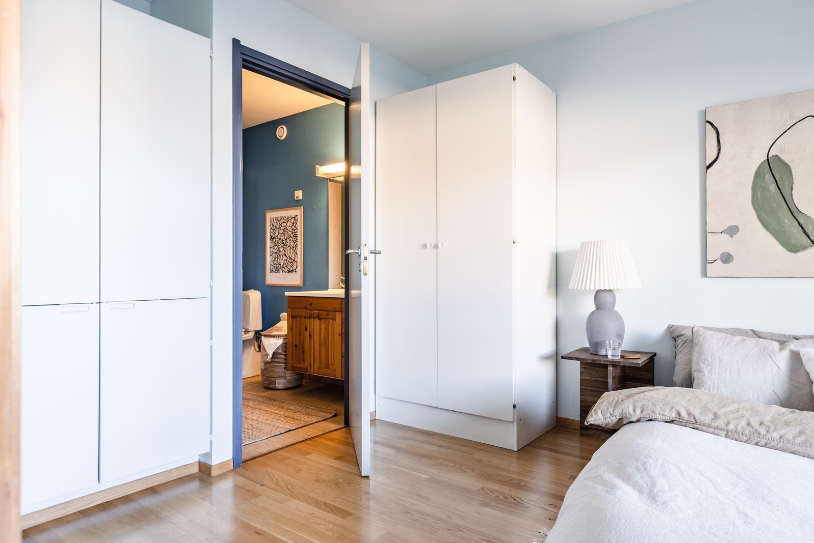 Stort soverom med god plass til dobbeltseng, nattbord og garderobe. Galleribilde