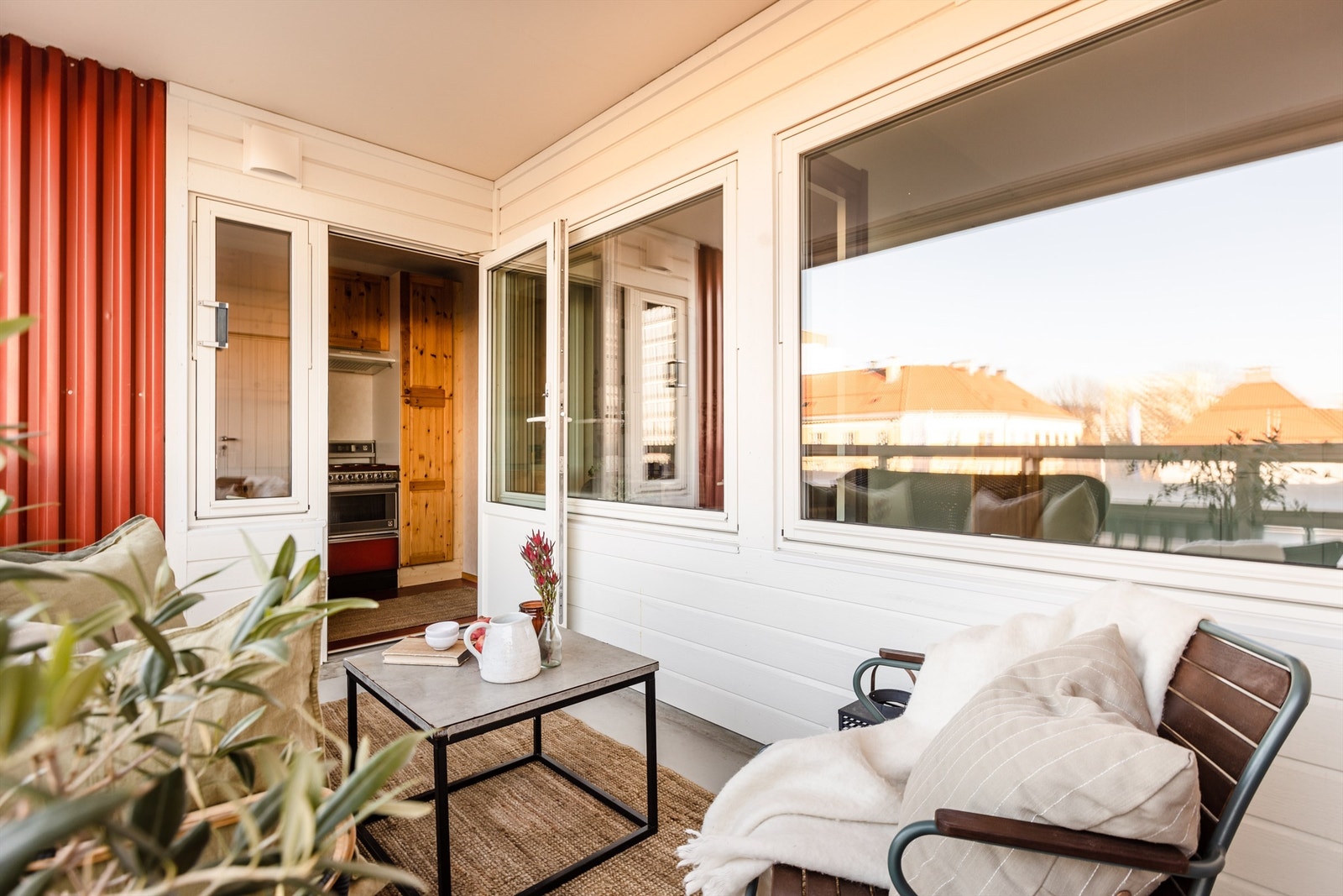 Balkongen er av god størrelse med flere møbleringsmuligheter. Galleribilde