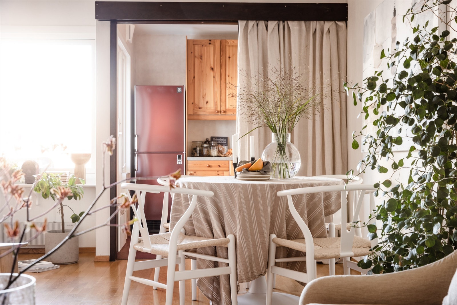 Kjøkken i egen nisje fra stuen. Galleribilde