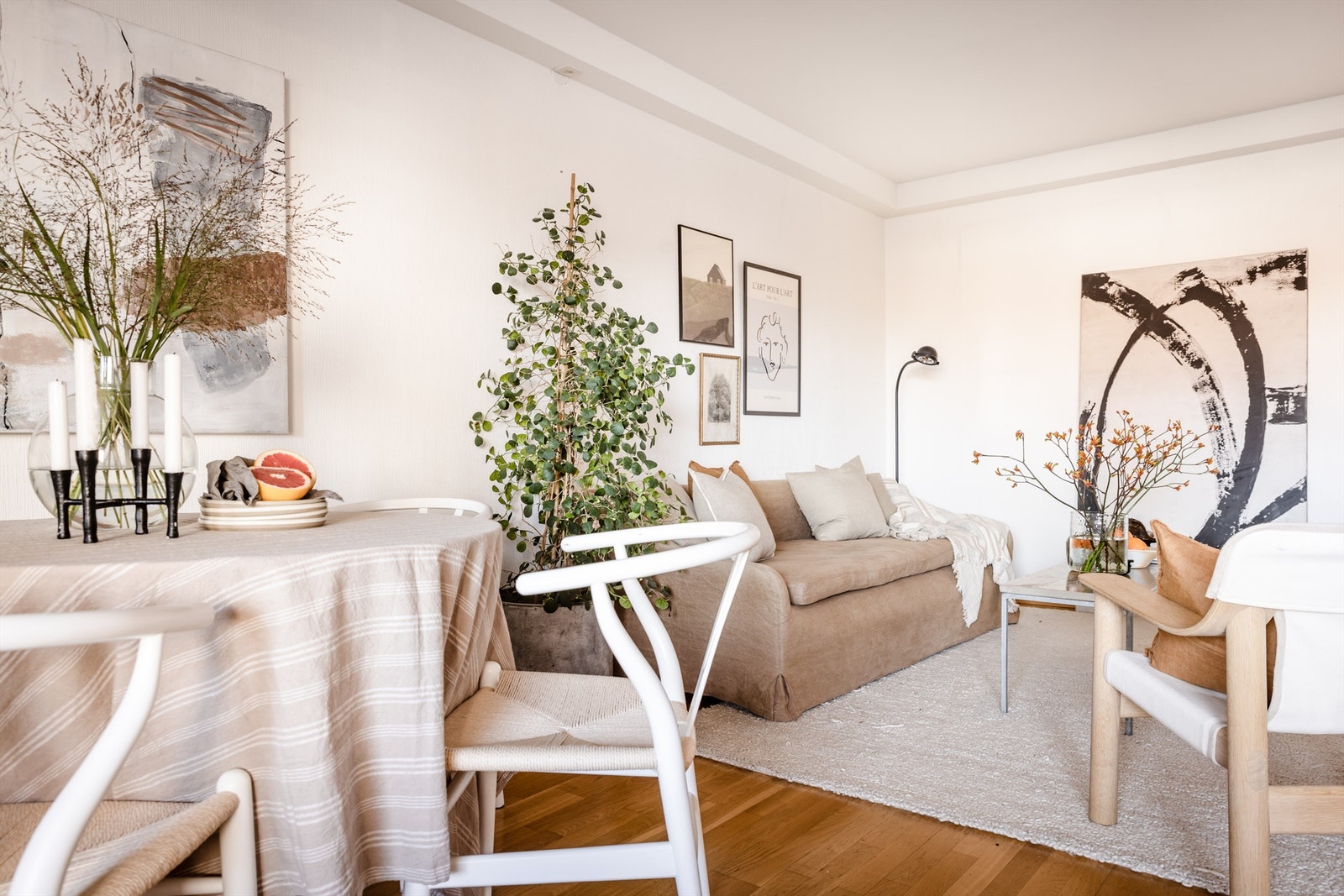 Stuen er av god størrelse med plass til både spise- og sofagruppe. Galleribilde