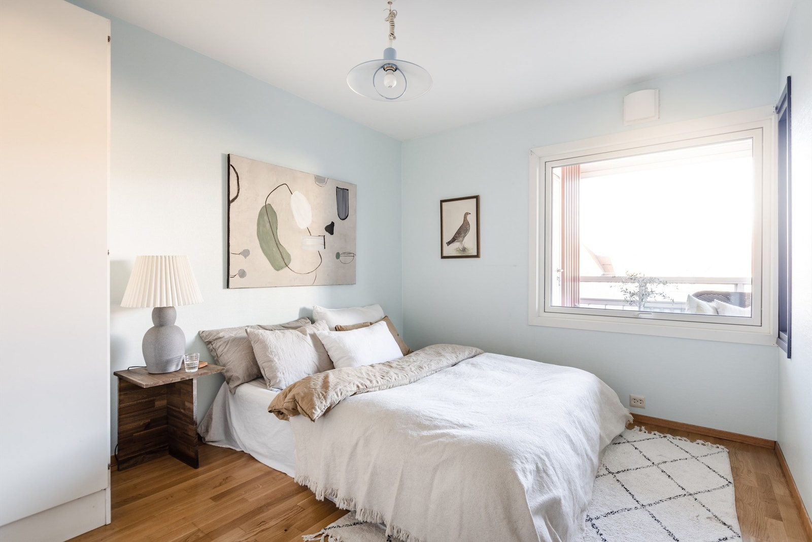 Stort soverom med god plass til dobbeltseng, nattbord og garderobe. Galleribilde