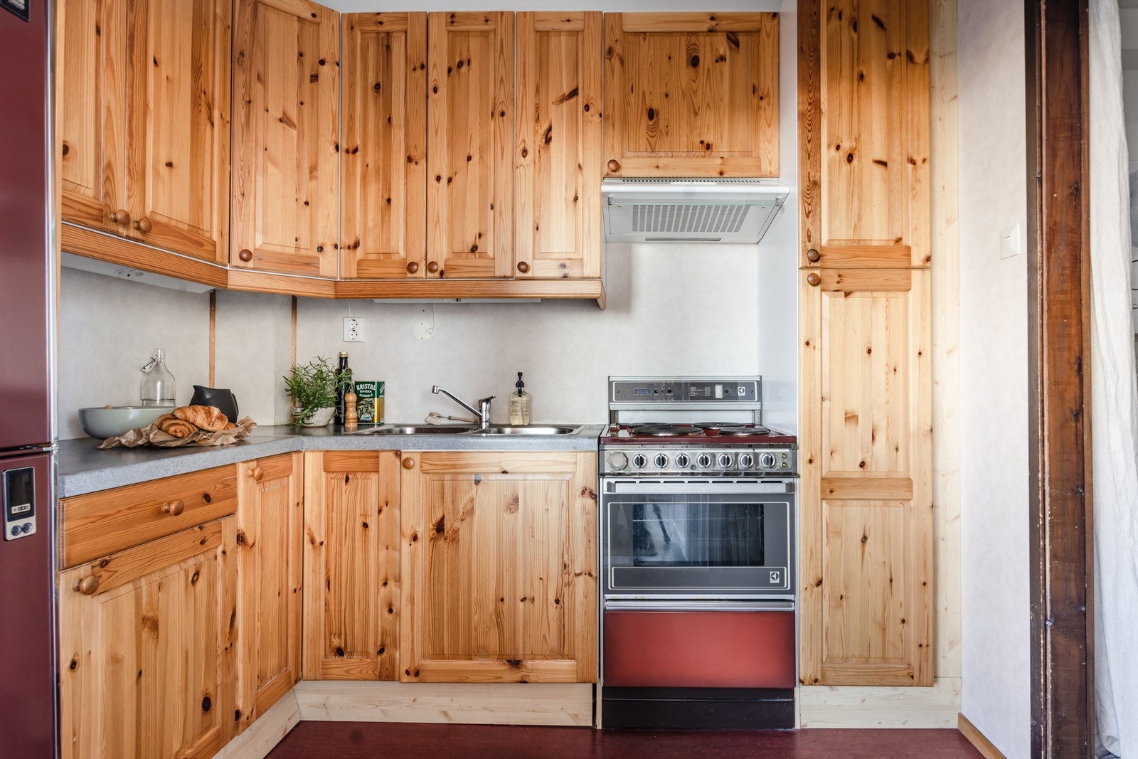 Kjøkkeninnredning med furufronter med god skap- og benkeplass. Galleribilde