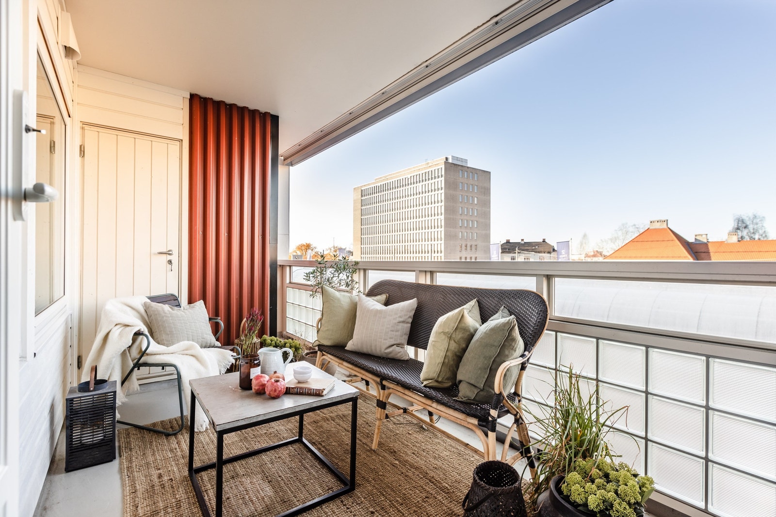 Solrik, sørøstvendt balkong på ca. 7 kvm med luftig utsyn. Galleribilde