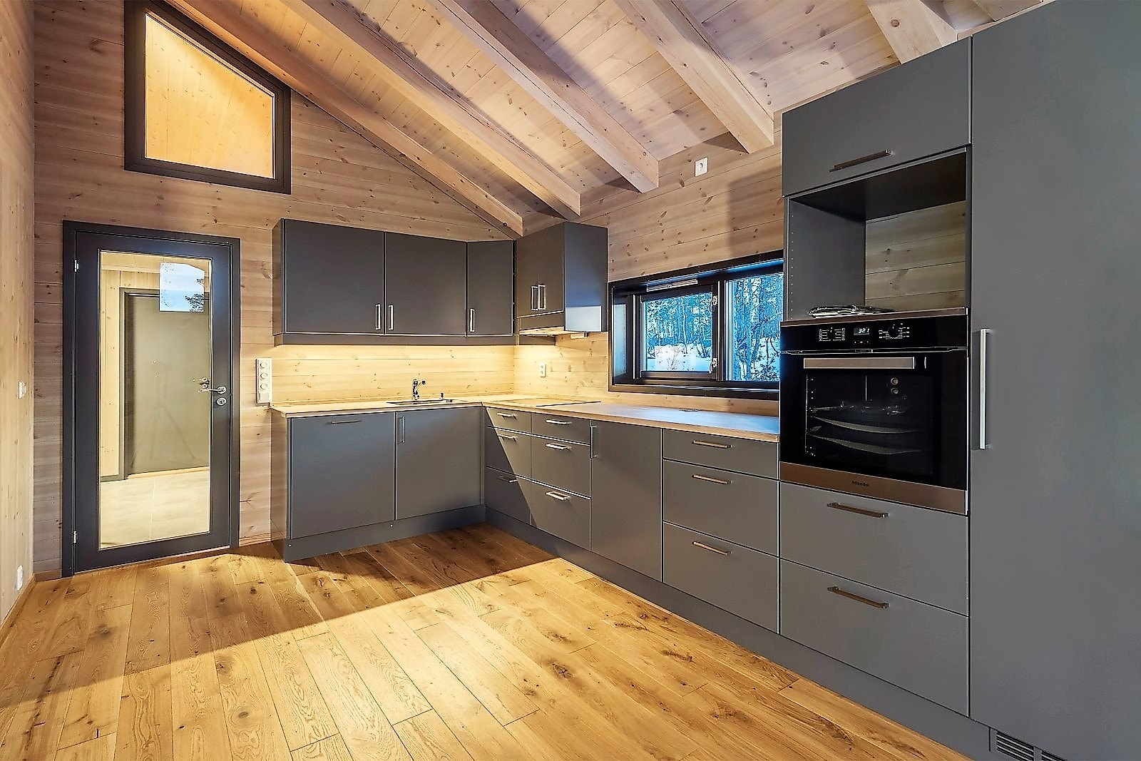 Bildene av Trolløtta er fra et tidligere oppført Sande-prosjekt. Galleribilde