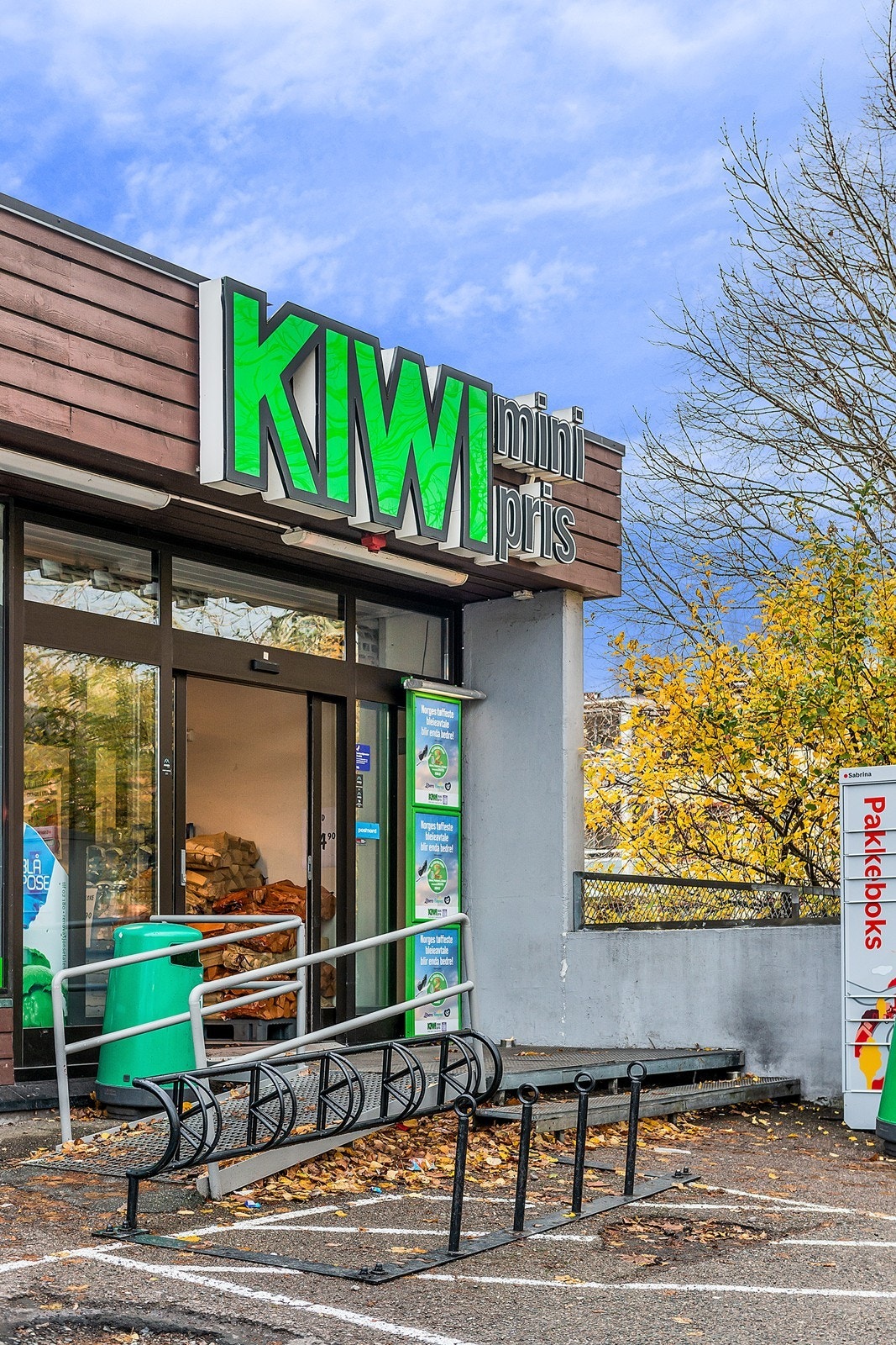 Kort veil til matbutikk og servicetilbud. Galleribilde