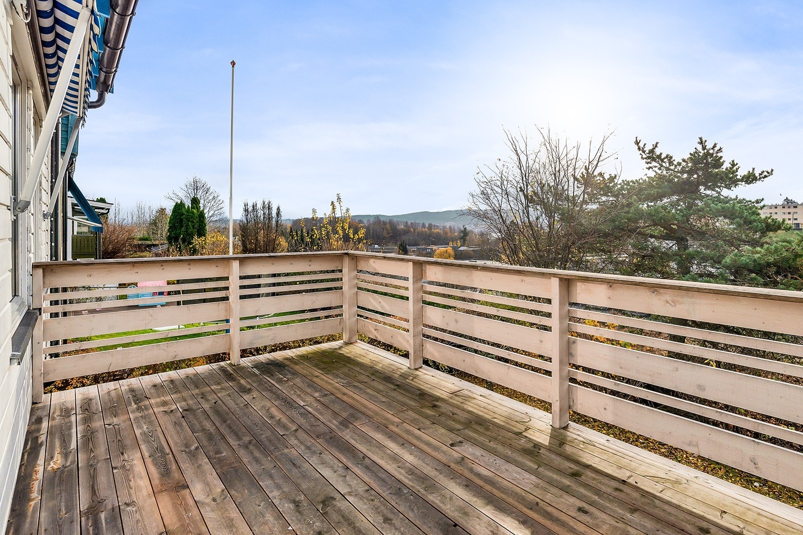 Stor terrasse med flotte solforhold. Galleribilde