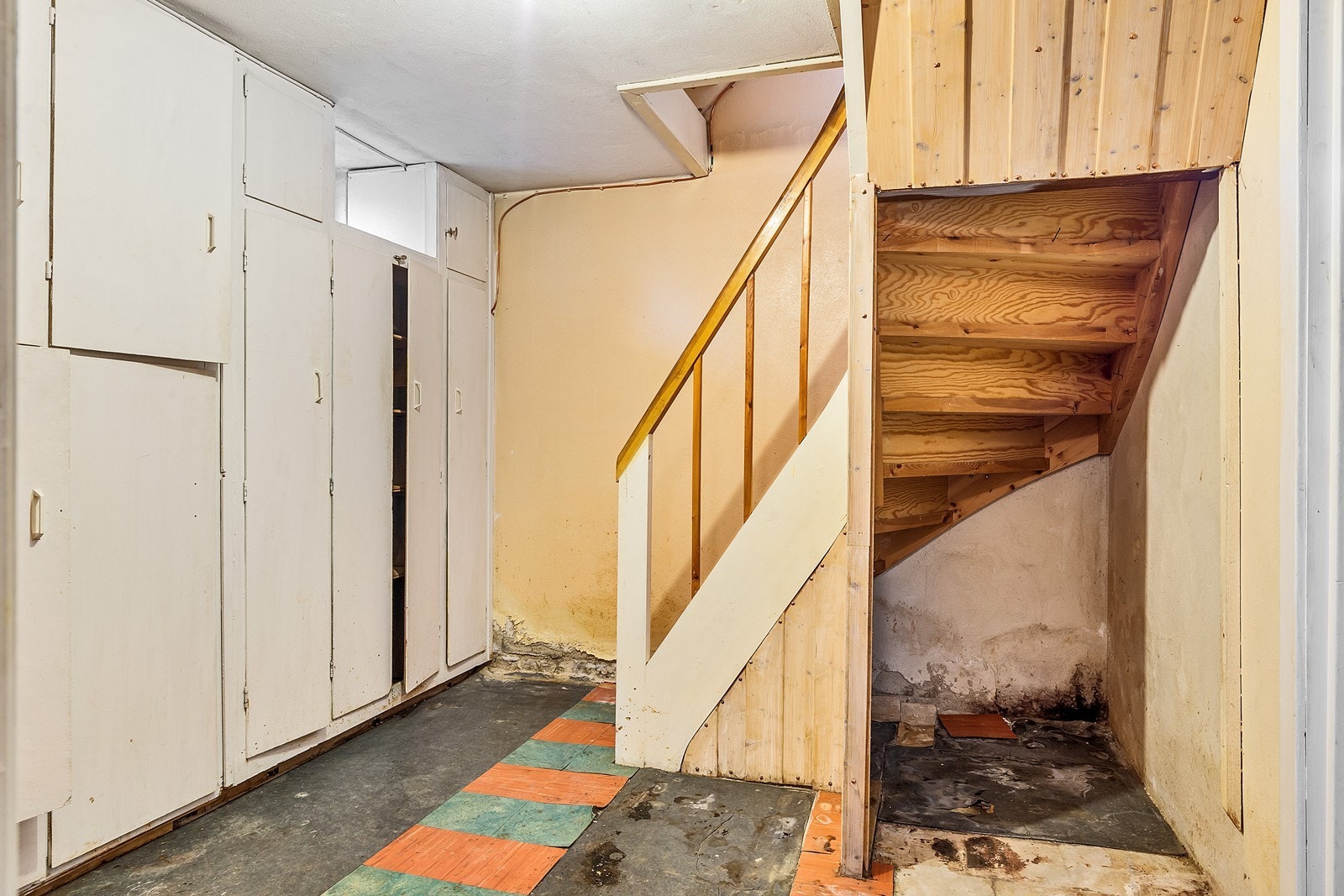 Trapp ned til kjelleretasjen. En etasje med mange bruksmuligheter. Galleribilde