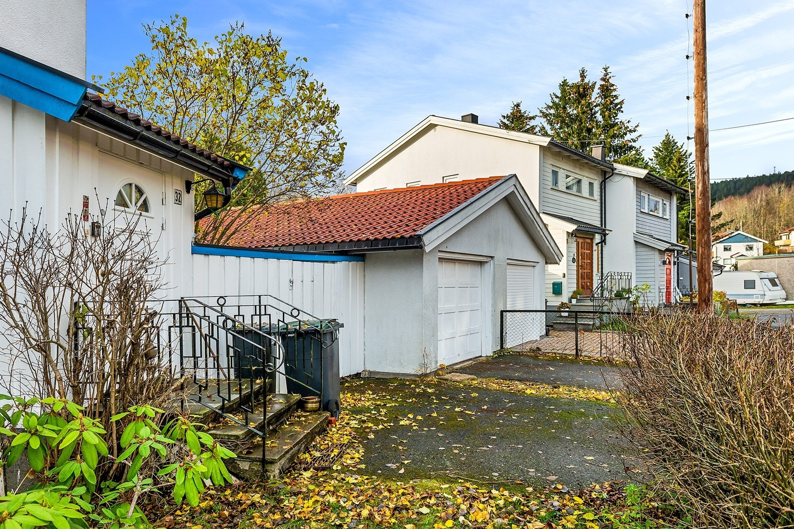 Det medfølger garasje på 23 kvm. Her er det i tillegg godt med lagringsplass. Galleribilde