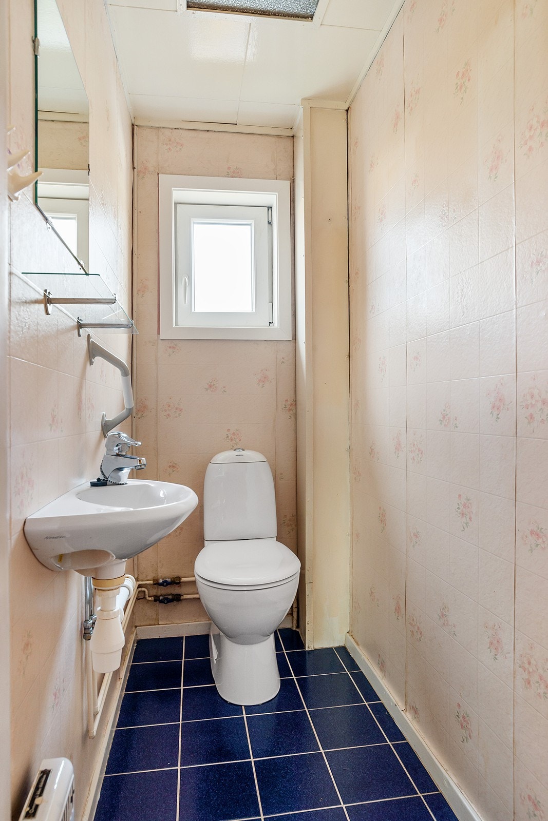 Separat toalett vegg i vegg med badet. Galleribilde