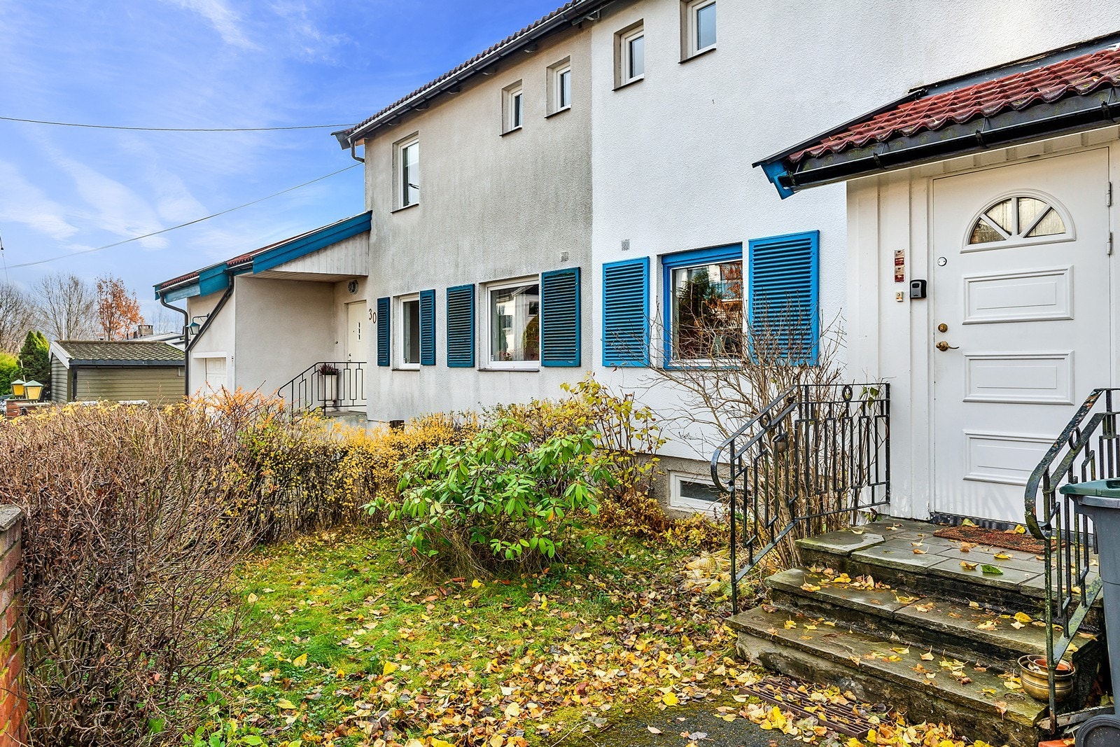 Her bor man i en rolig gate bestående av småhusbebyggelse og grønne hager. Galleribilde