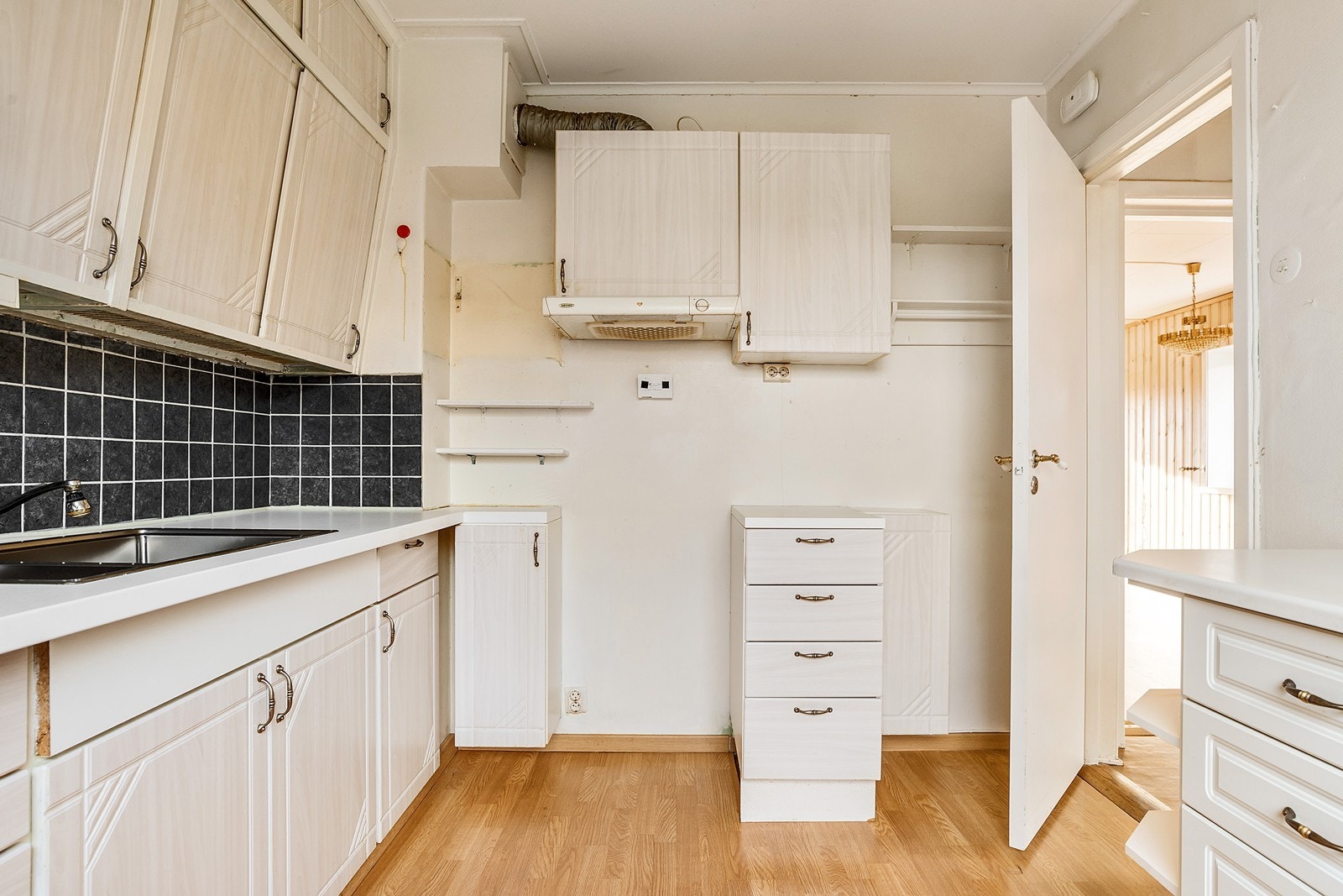 Kjøkkenet ligger fint til i nærheten av stuen. Galleribilde