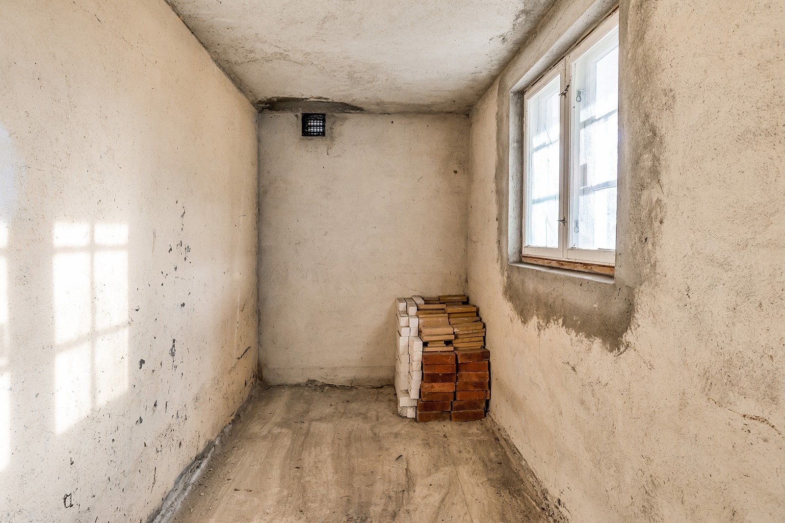 Godt med lagringsplass i kjelleren. Det er i tillegg bod under terrassen med inngang fra hagen. Galleribilde