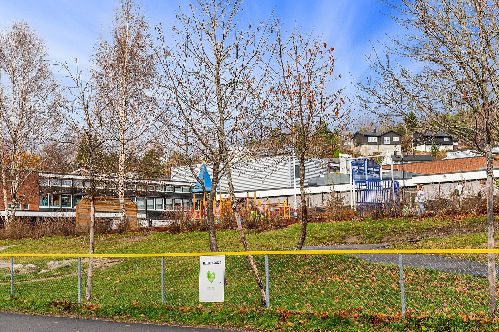 Det er kort vei til skole og barnehager. Galleribilde