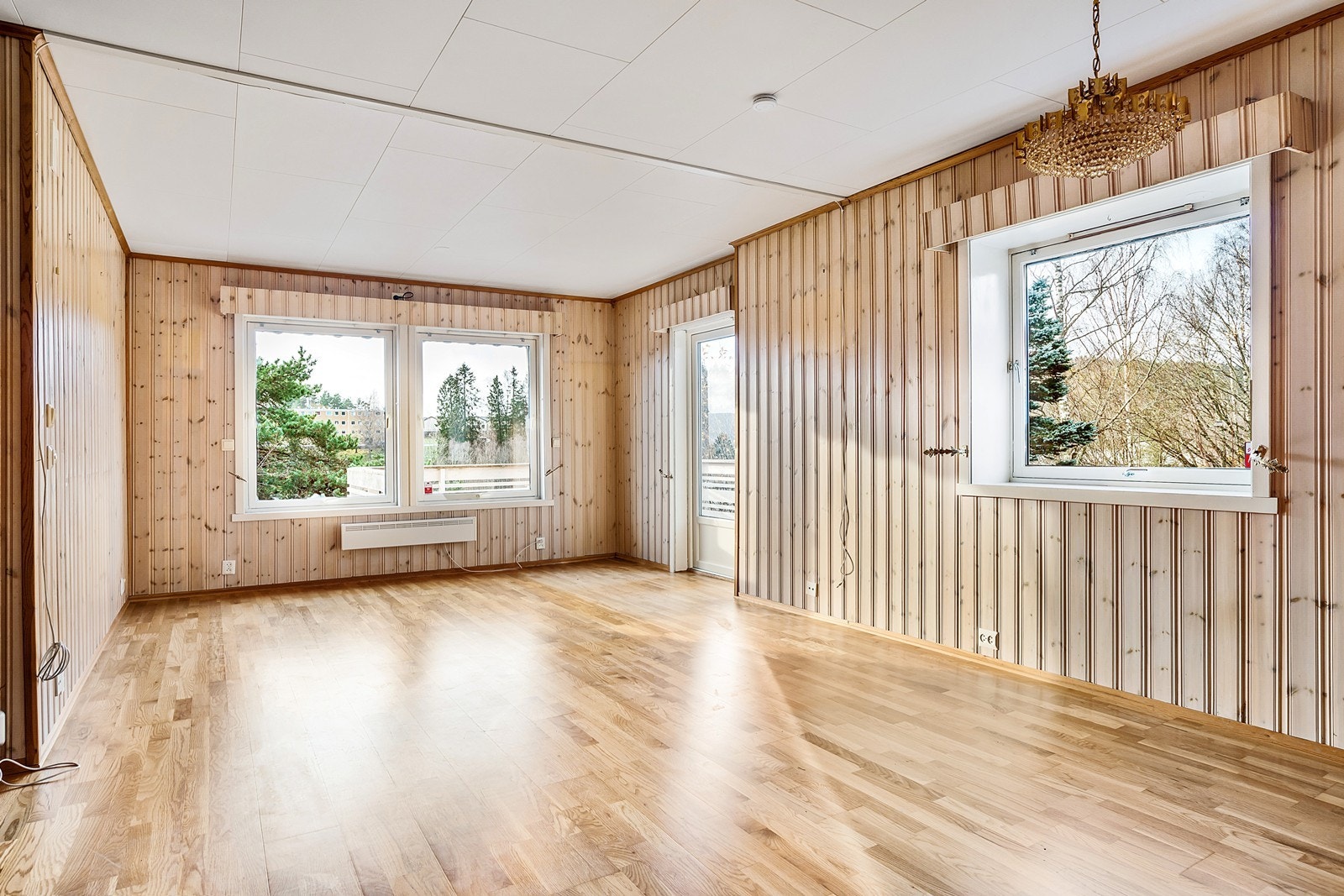 Boligen er oppussingsobjekt. Et perfekt utgangspunkt for å skape sitt egen drømmebolig. Her fra stuen med utgang til terrasse. Galleribilde