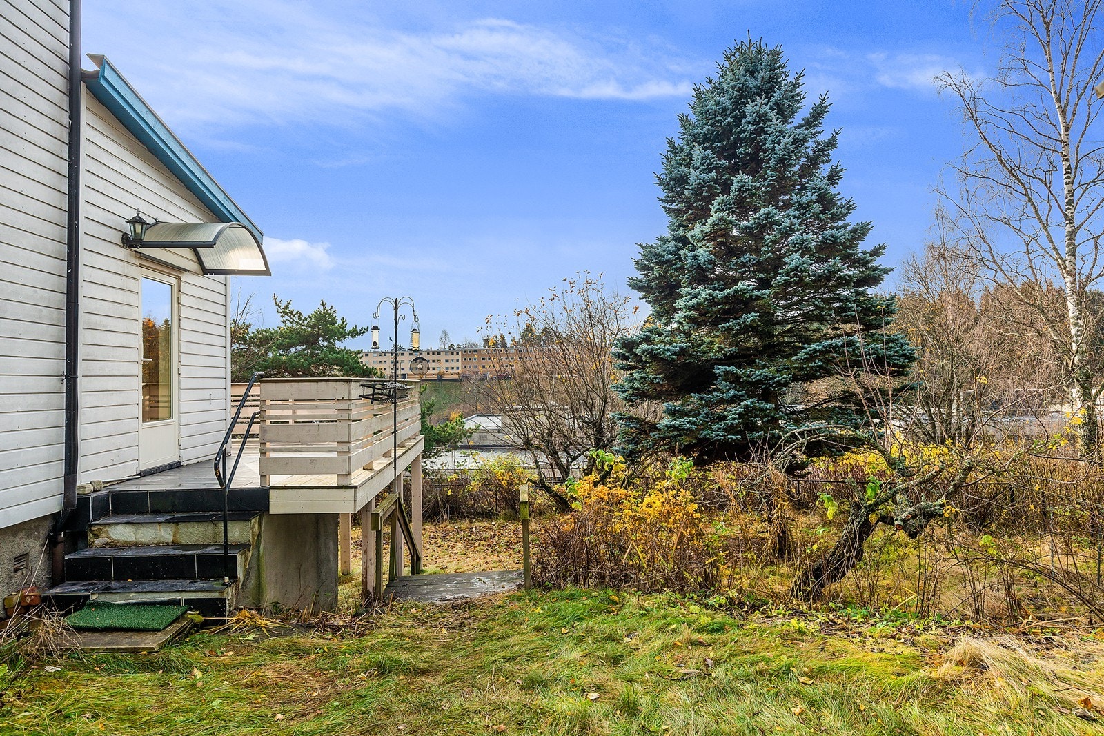 Boligen omgis av en grønn og solrik hage. Et perfekt sted for barn å vokse opp. Galleribilde
