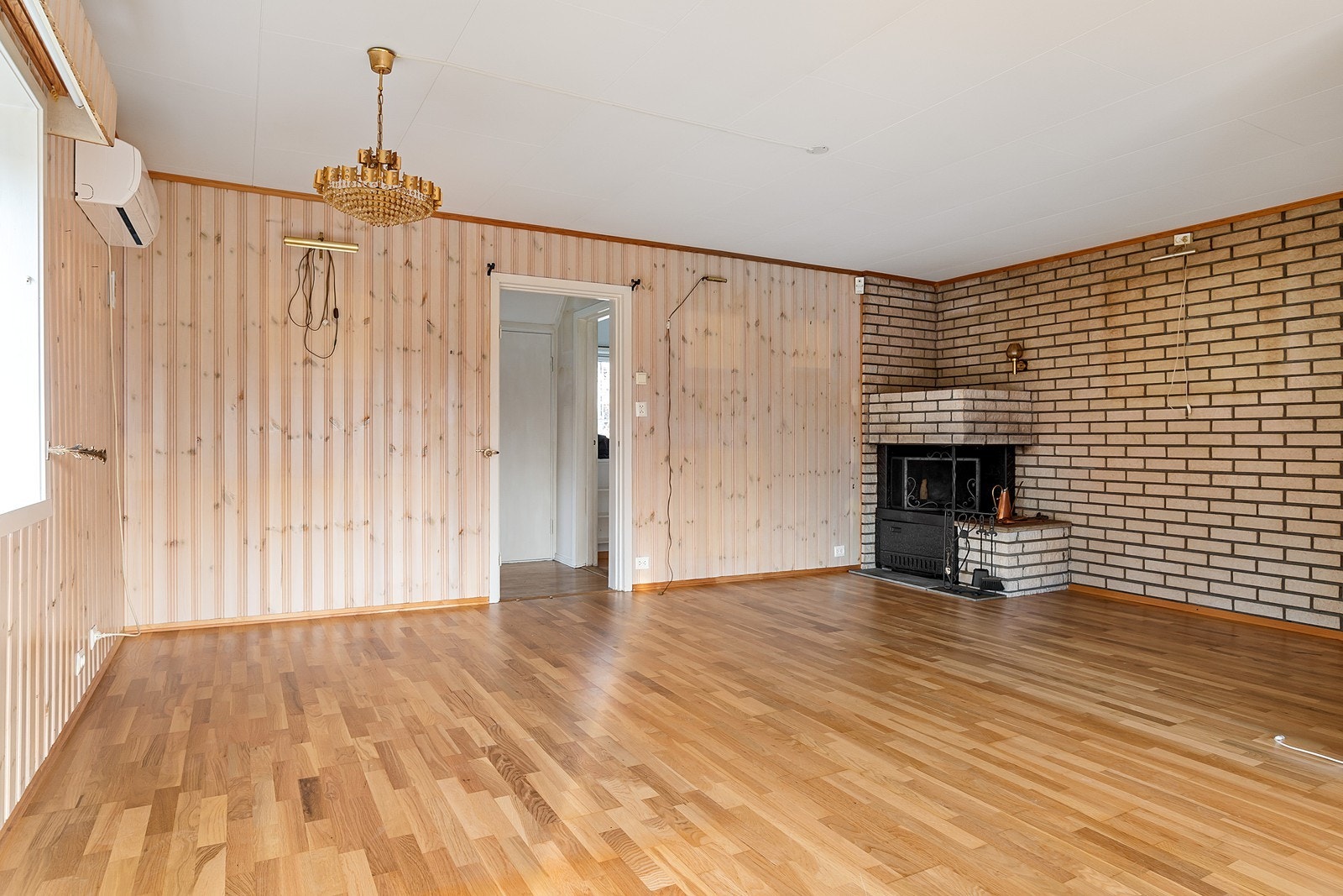 Stor og lys stue. God plass til sofagruppe, tv-løsning og spisebord. Galleribilde