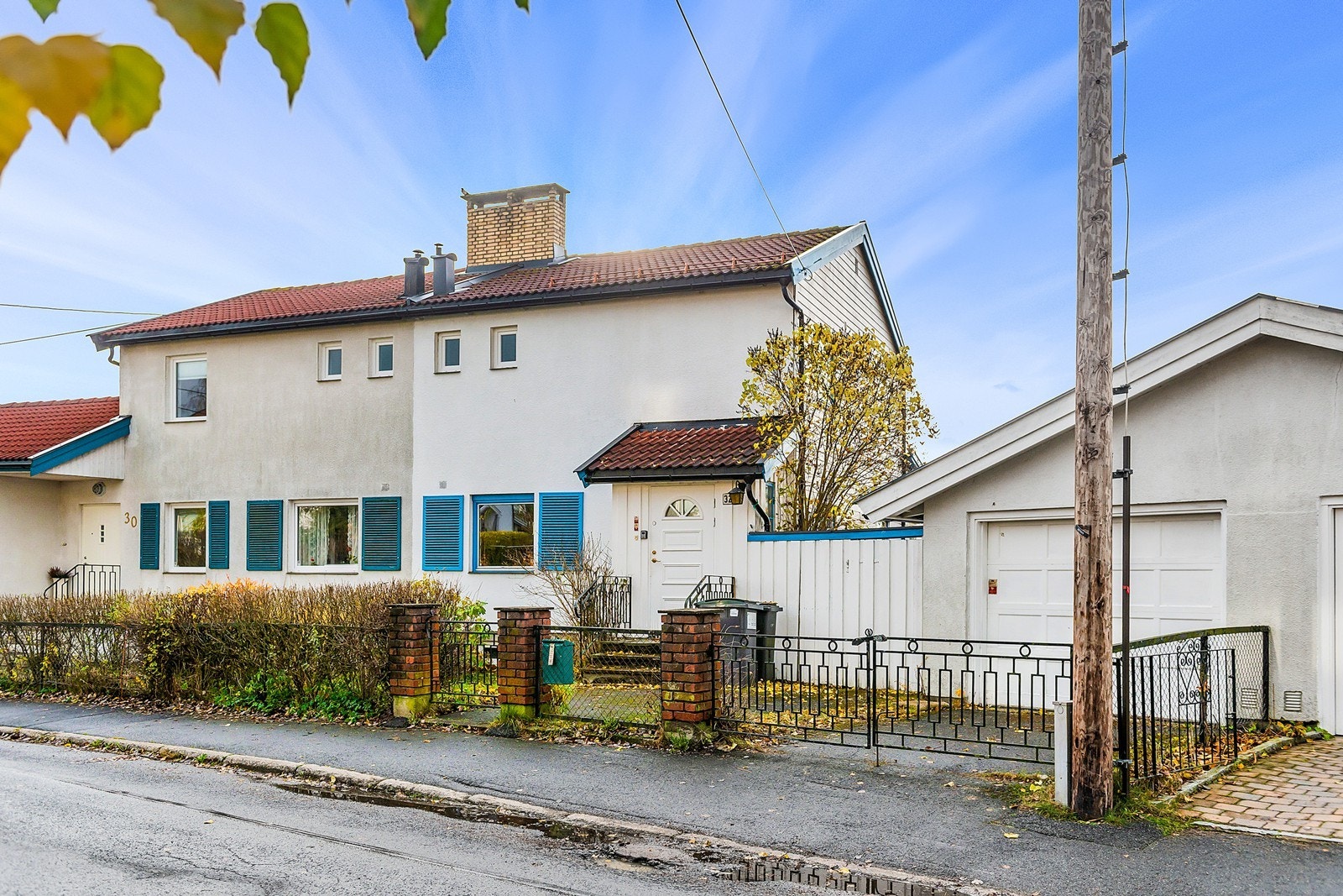 Velkommen til Hans Aanruds vei 32, en meget familievennlig og sjarmerende del av tomannsbolig med attraktiv, solrik og barnevennlig beliggenhet på Sandås. Galleribilde