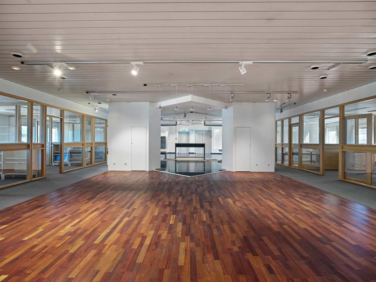 Lokalene har både showroom og kontorceller - kan tilpasses etter behov. Galleribilde