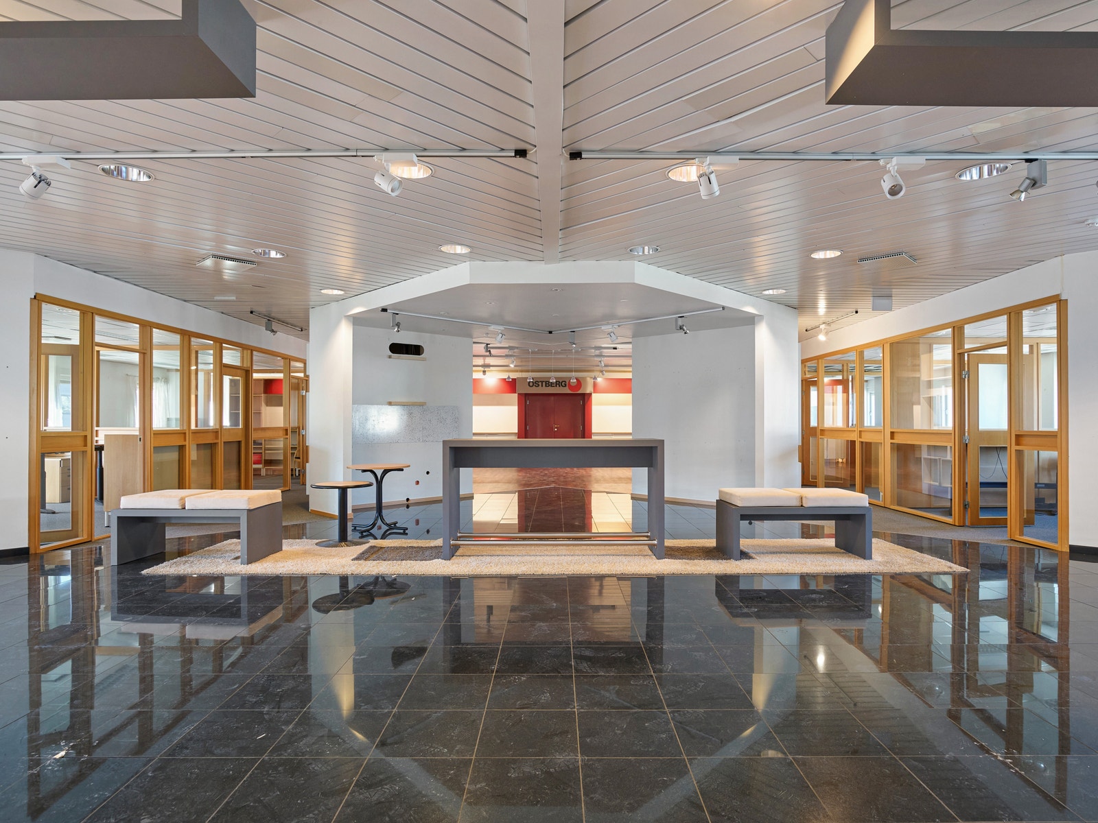 Lokalene har både showroom og kontorceller - kan tilpasses etter behov. Galleribilde