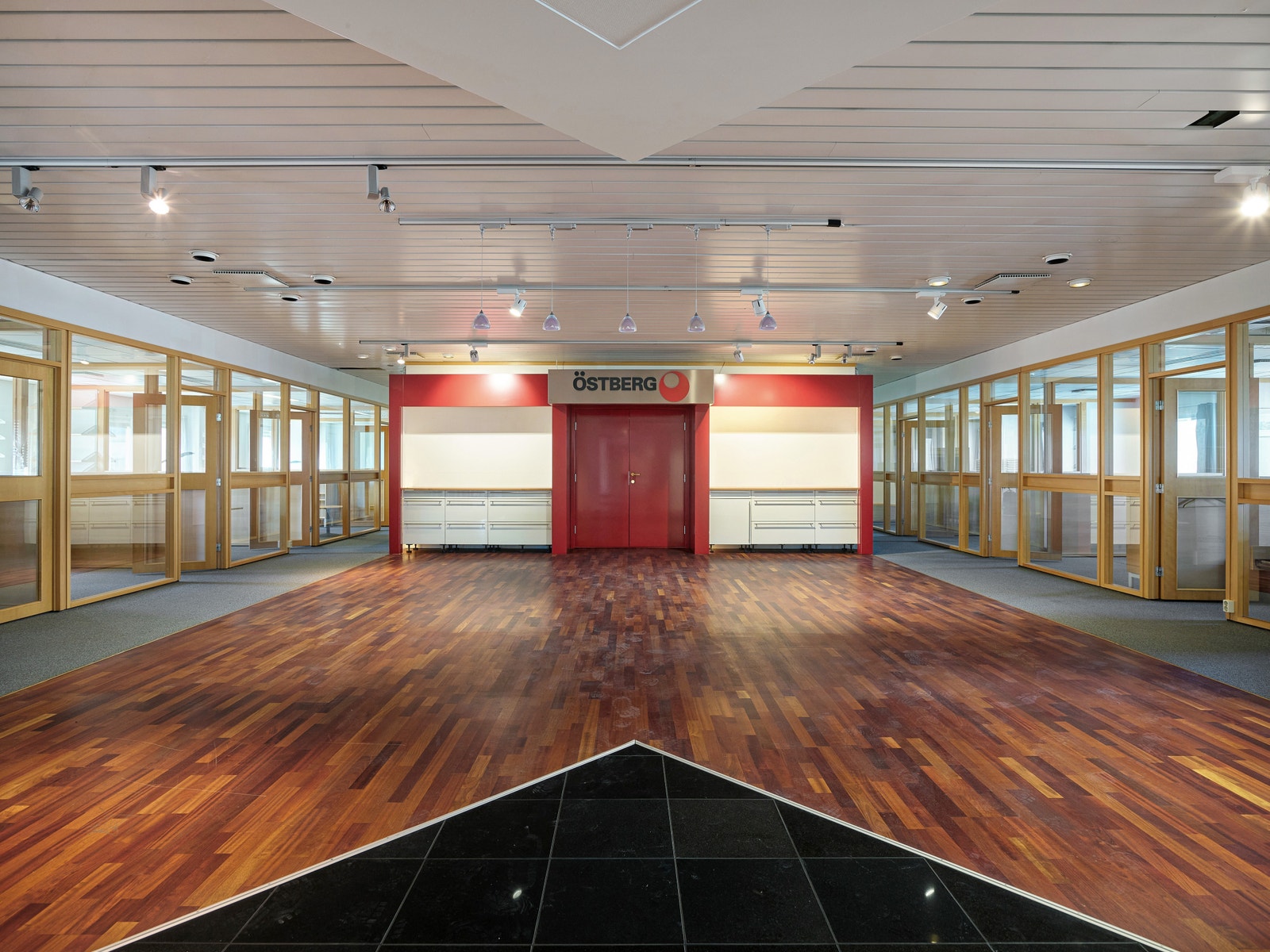 Lokalene har både showroom og kontorceller - kan tilpasses etter behov. Galleribilde