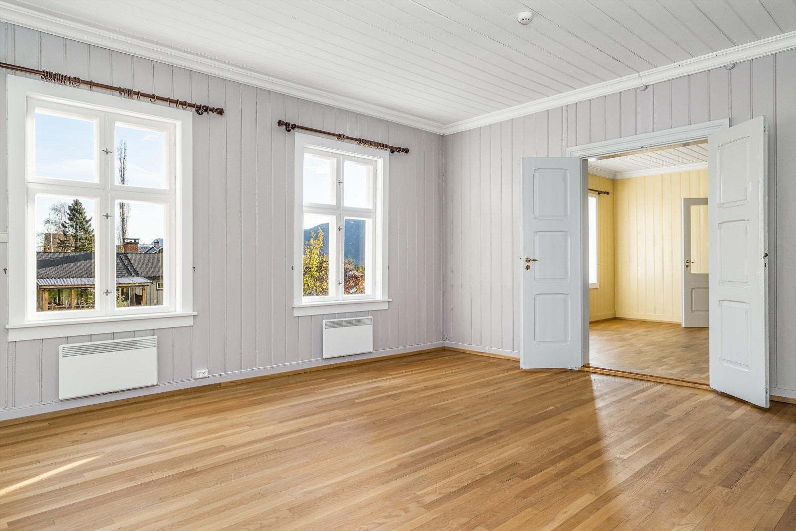 Store vindusflater som gir mye naturlig sollys inn i rommene. Galleribilde