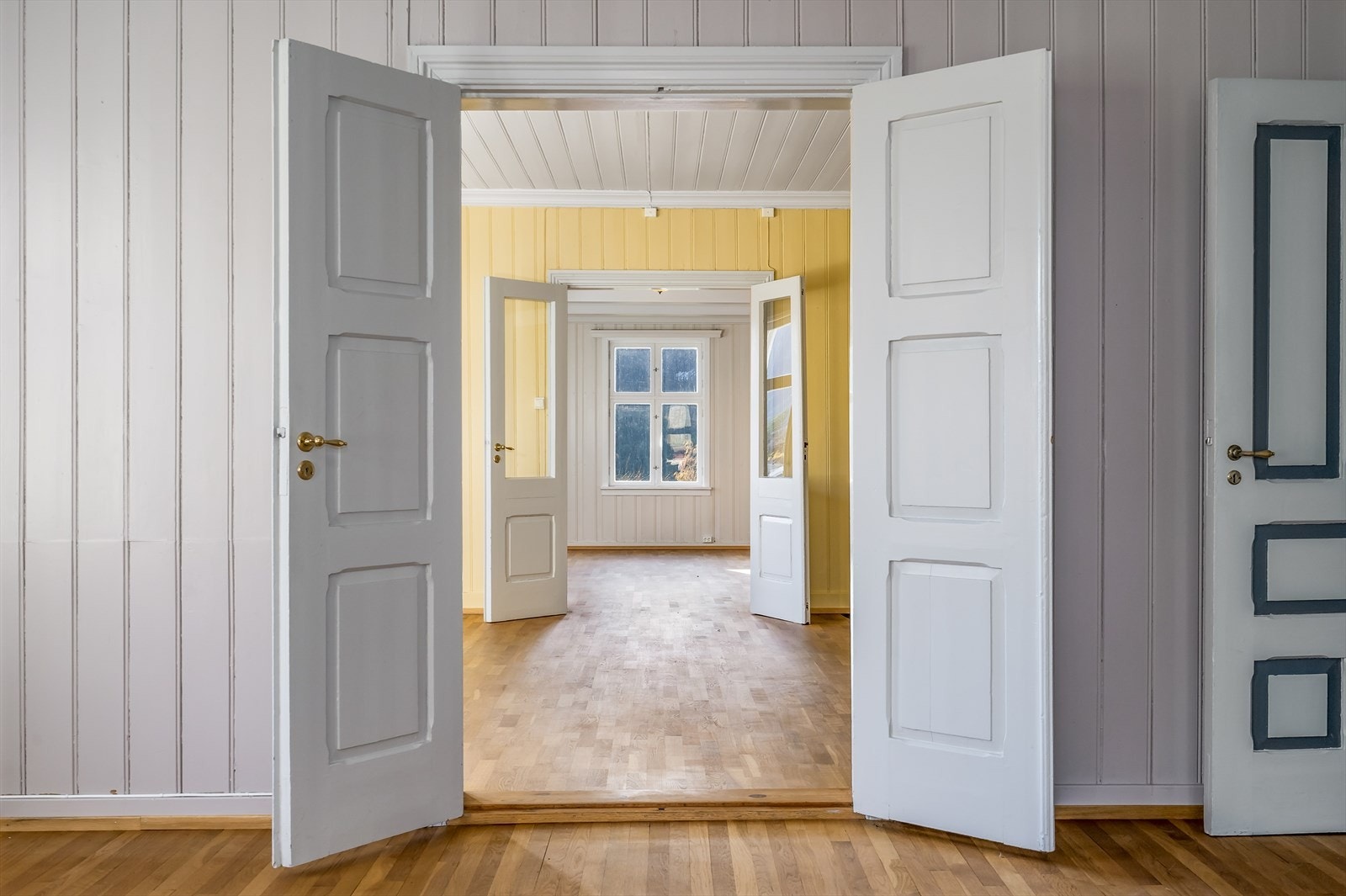 Gjennomgående store rom med god og luftig takhøyde! Galleribilde
