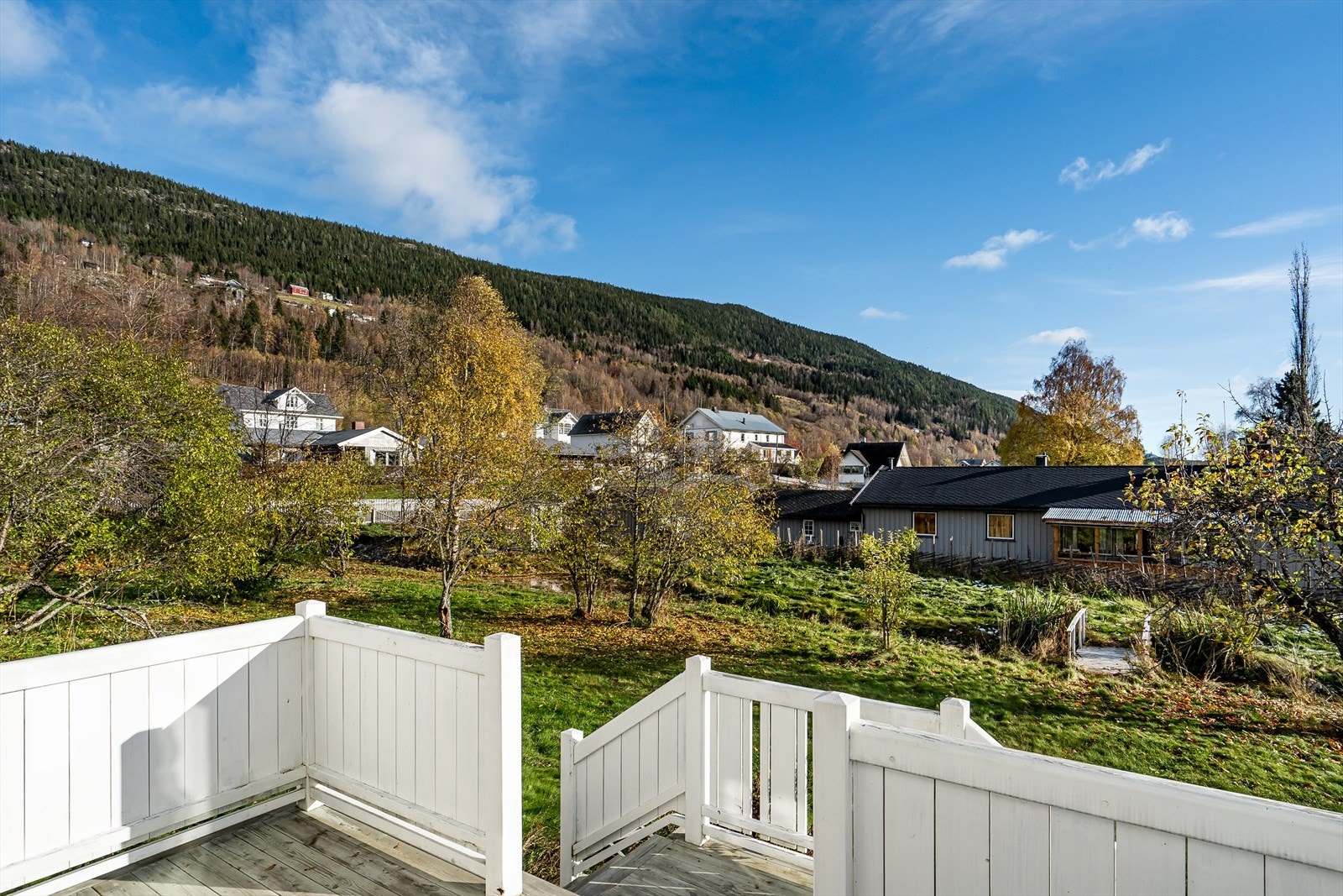 Prestegården i Aurdal er beliggende i et område med veletablerte gårds- og boligeiendommer. Det er gode solforhold og fin utsikt utover dalen. Galleribilde