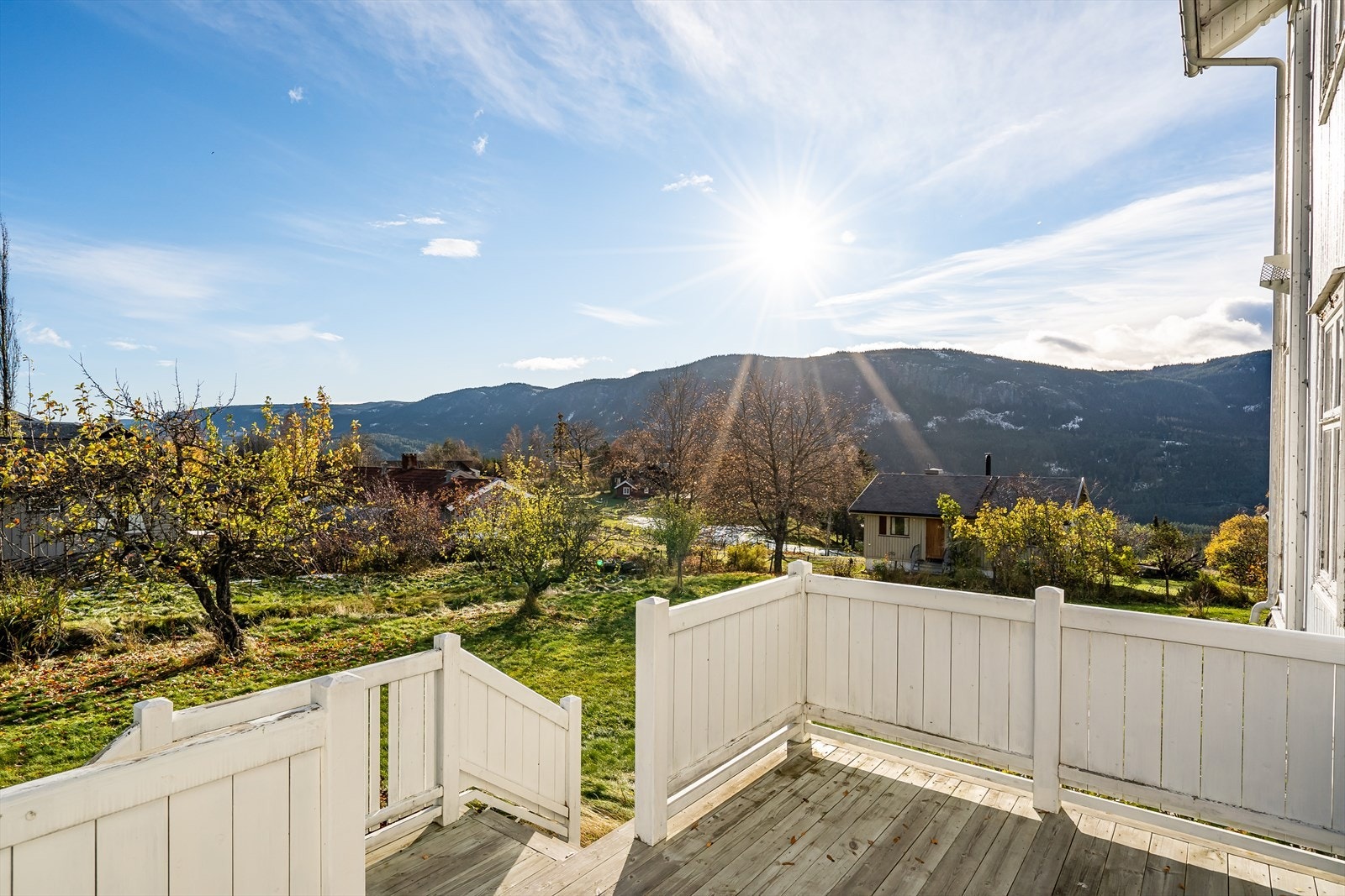 Fra den ene stuen er det utgang til åpent terrasseareal mot sør/øst - det perfekte stedet å nyte morgenkaffen! Galleribilde