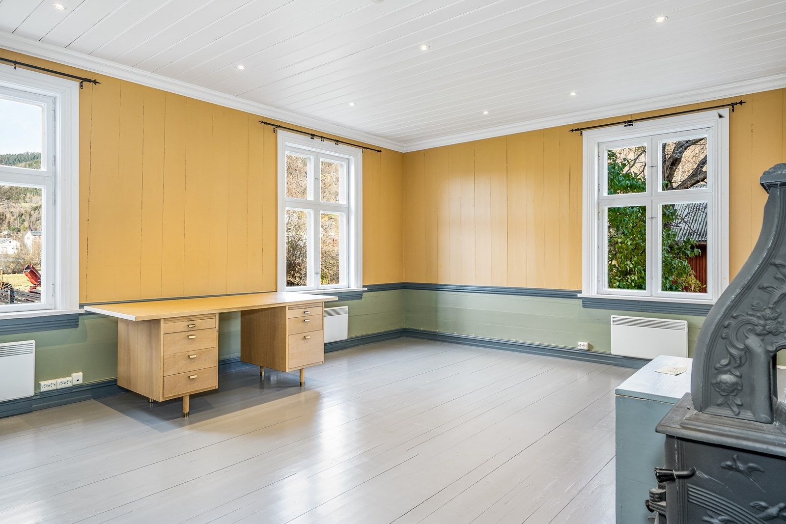Kontor i 1.etasje med downlights i taket og vedovn. Galleribilde