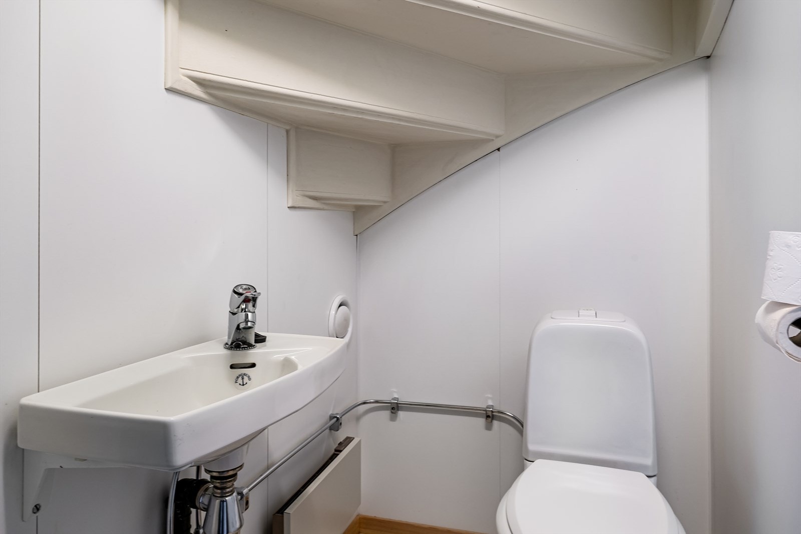 WC-rom under trapp i 1.etasje. Galleribilde