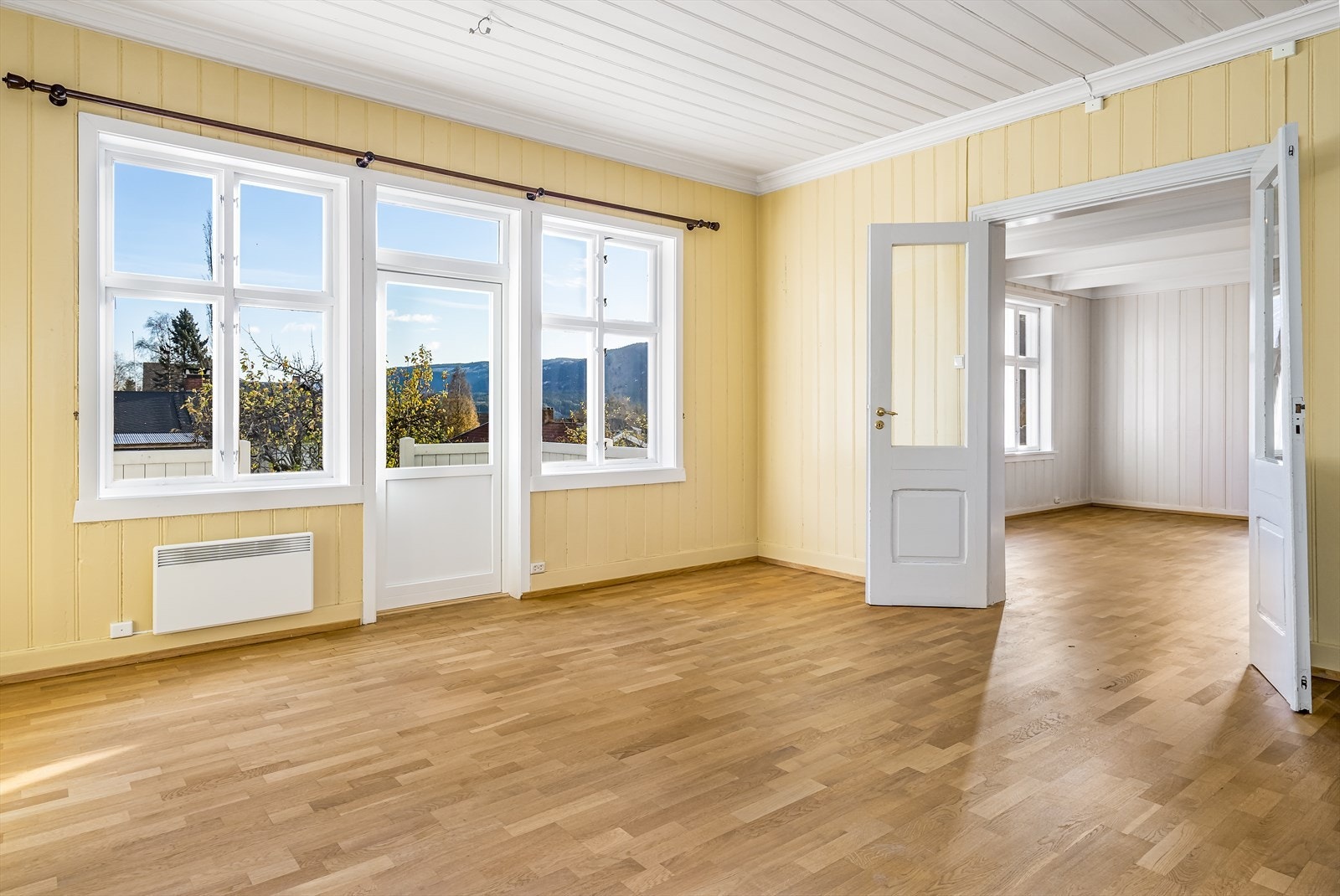 Stue med utgang til åpent terrasseareal som leder videre ut i den flotte hagen! Galleribilde