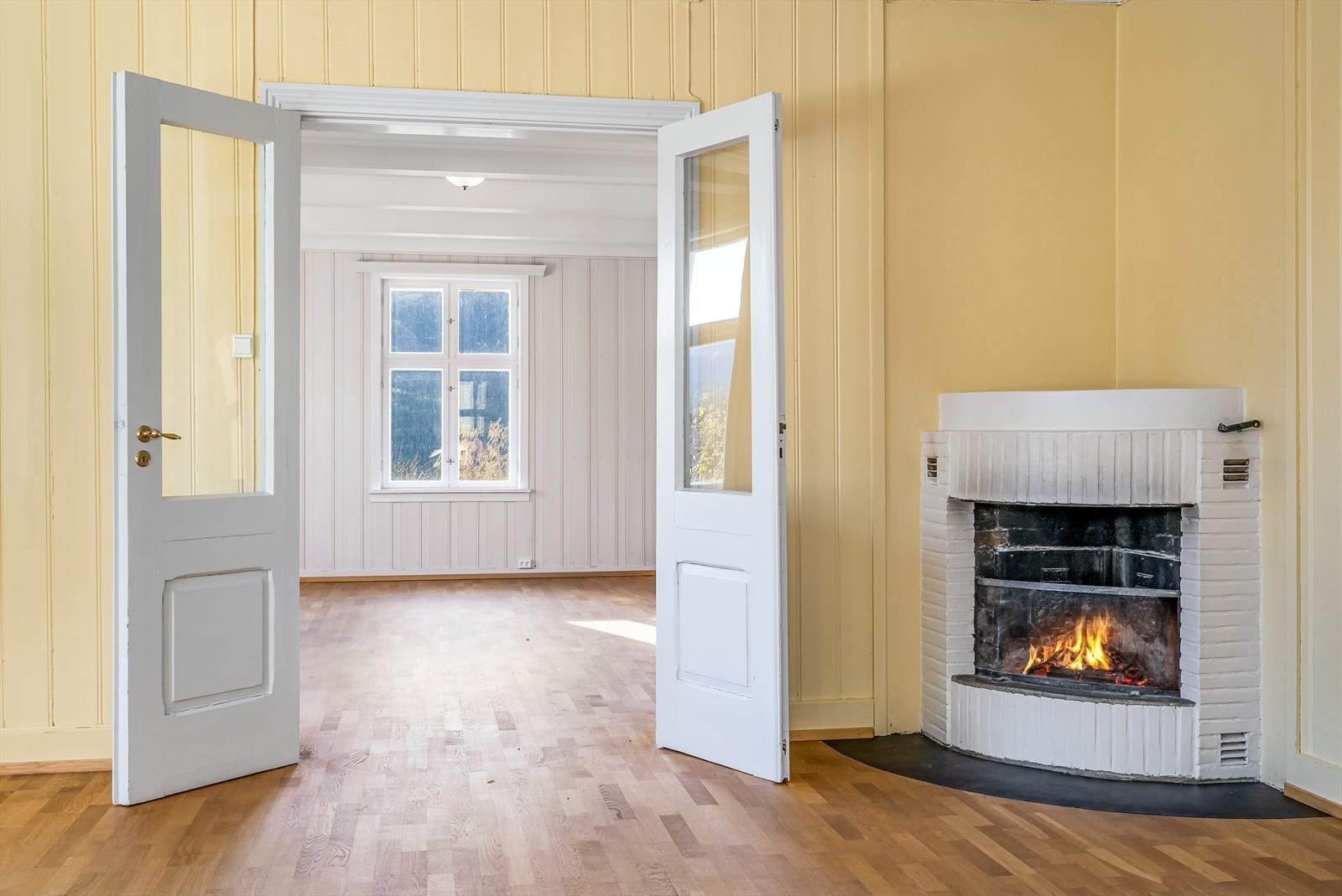 Stue med åpen peis som varmer godt på kalde- høst og vinterdager. Galleribilde
