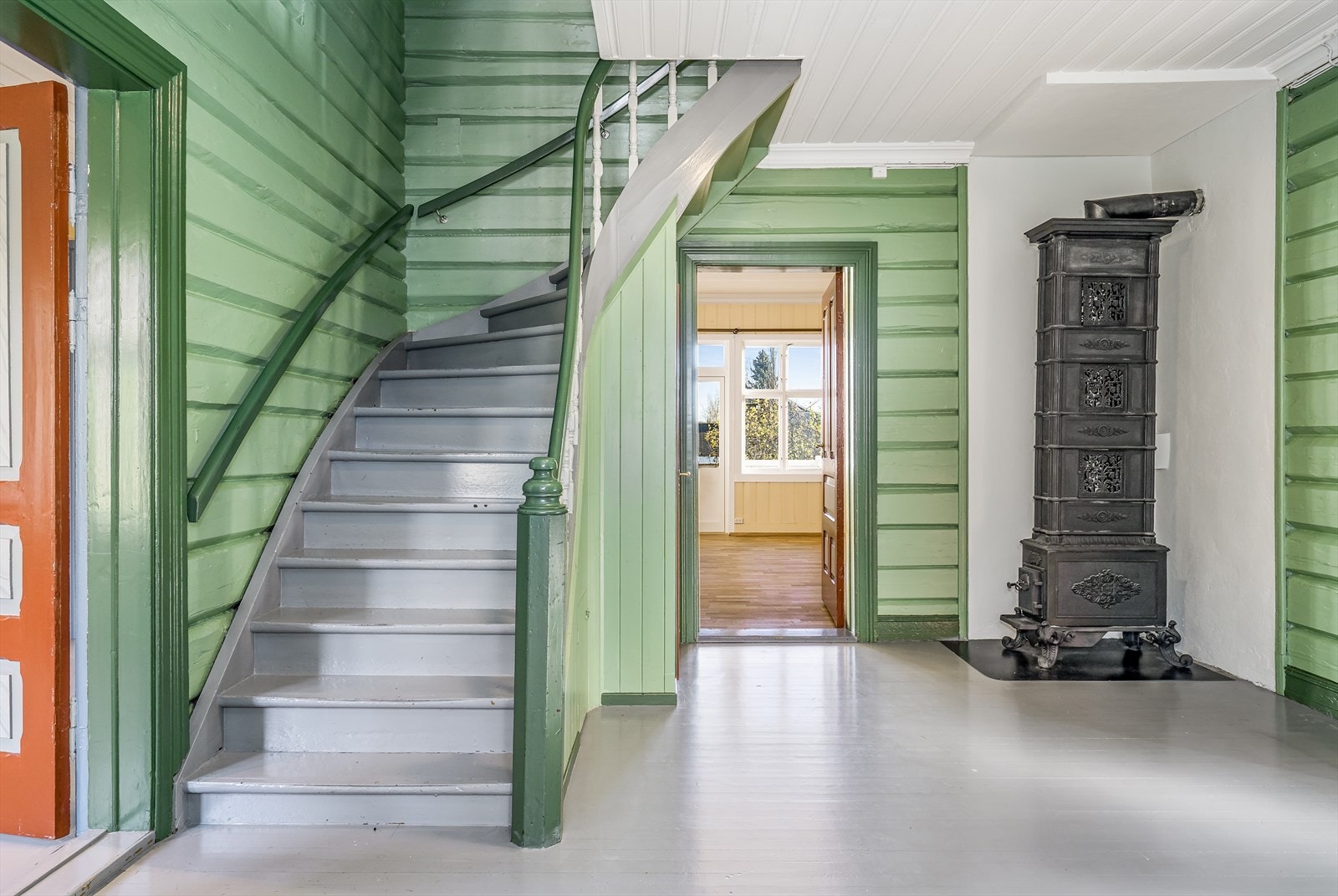 Hall som leder videre inn til etasjens kjøkken, stuer, kontor, wc-rom og vaskerom. Galleribilde