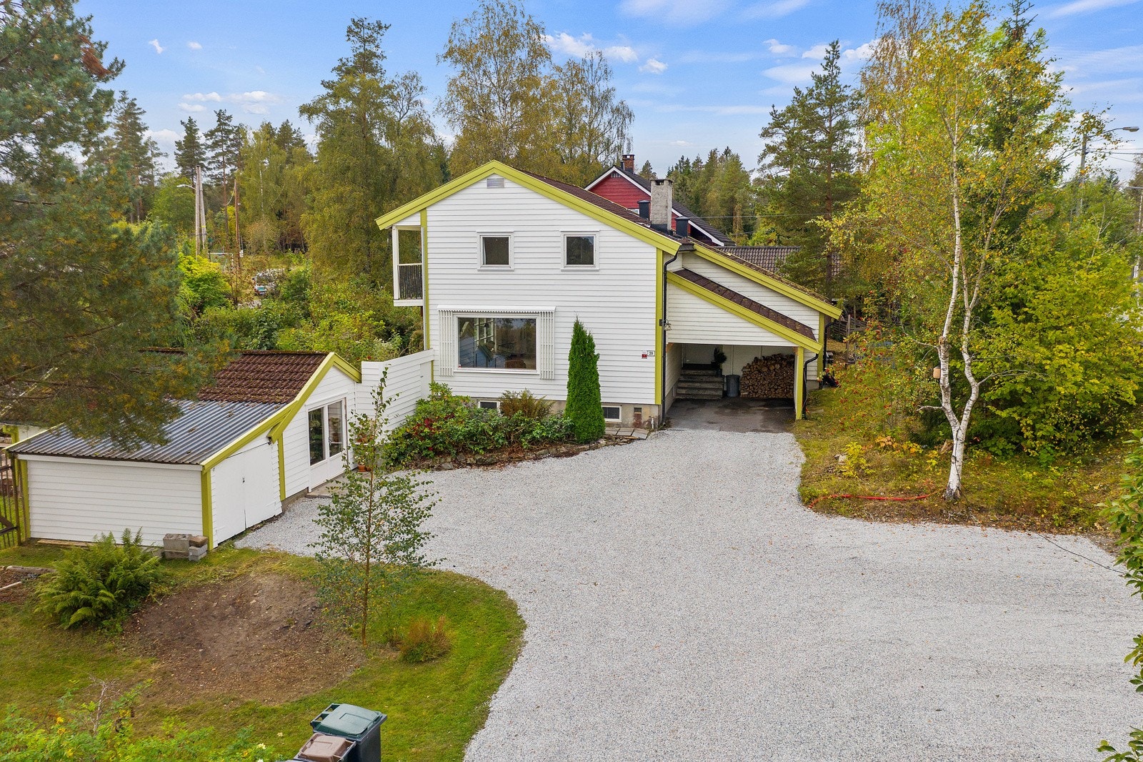 Stor enebolig på romslig tomt - gode parkeringsmuligheter Galleribilde