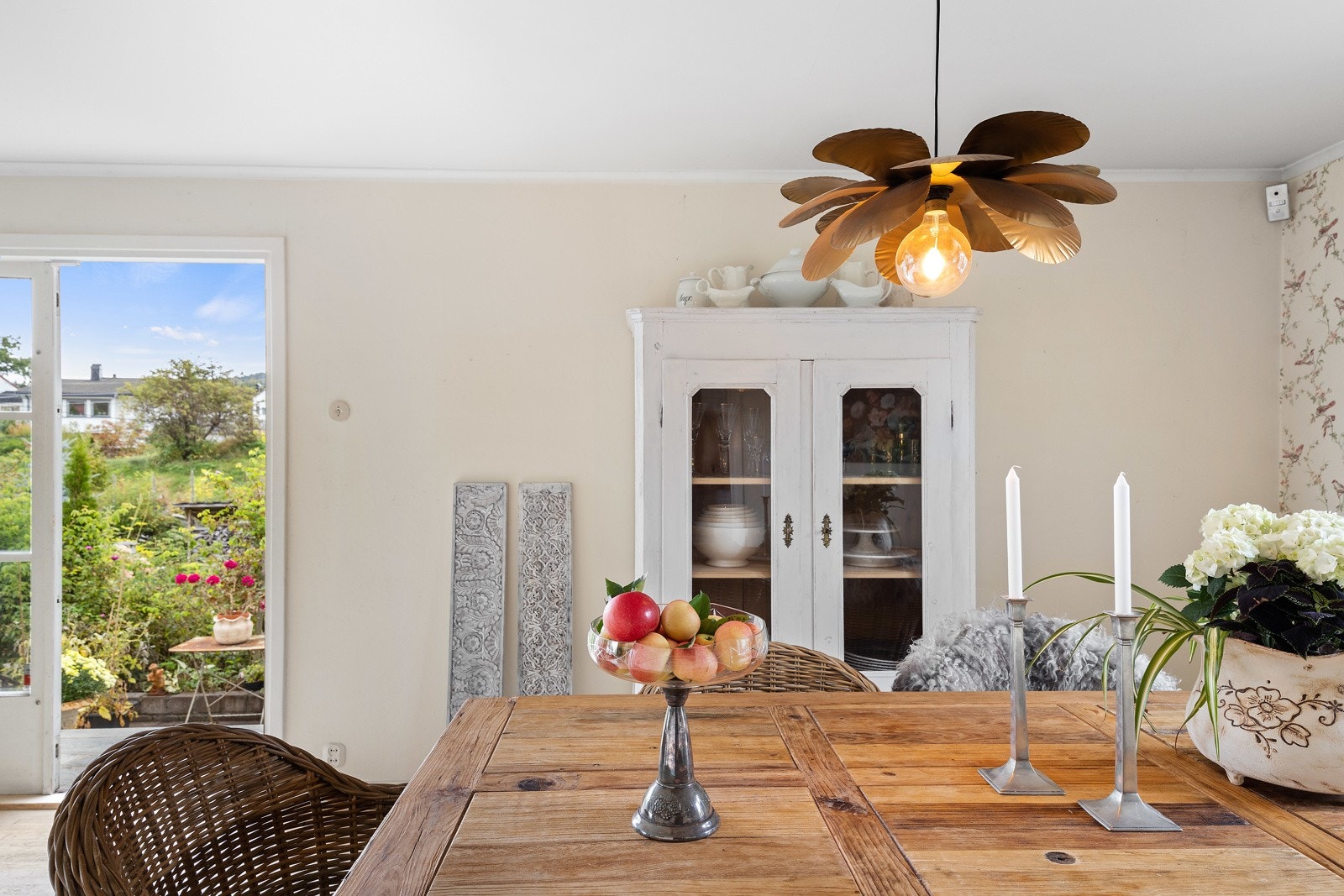 Utgang fra stuen til terrasse og hage Galleribilde