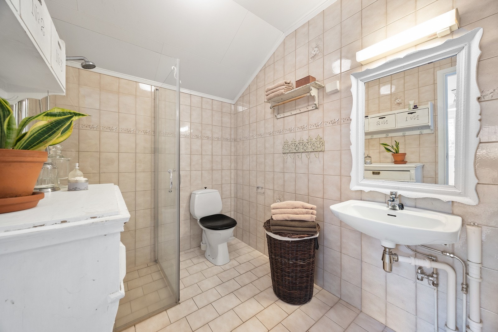 Direkte inngang til bad fra soverommet i 1.etasje Galleribilde