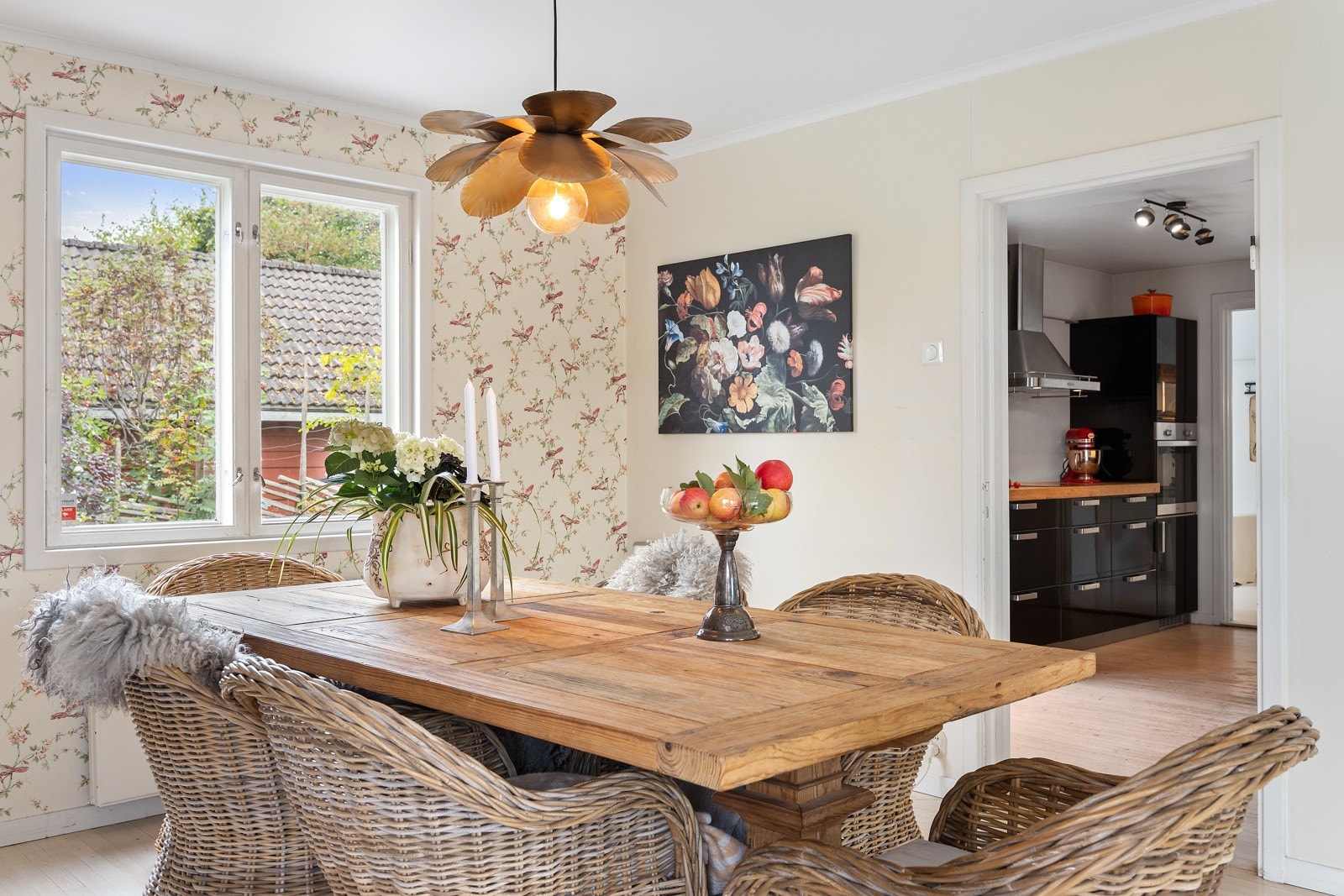 Spisestuen utenfor kjøkkenet Galleribilde