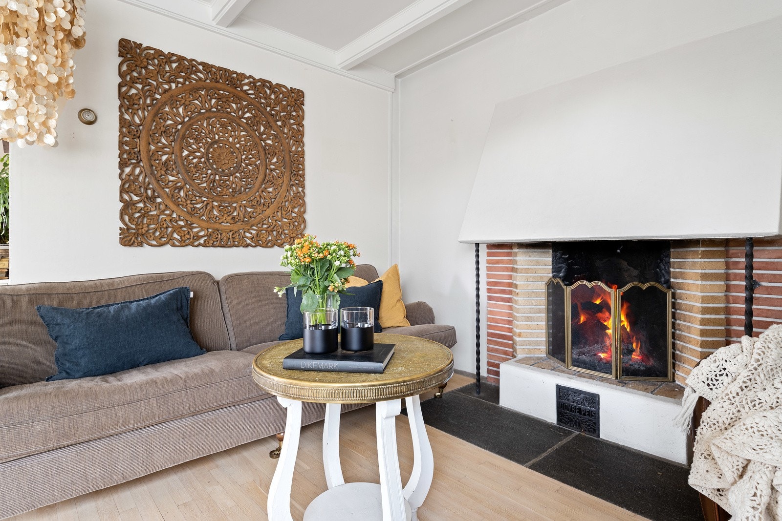 Koselig vedfyrt peis i stuen Galleribilde