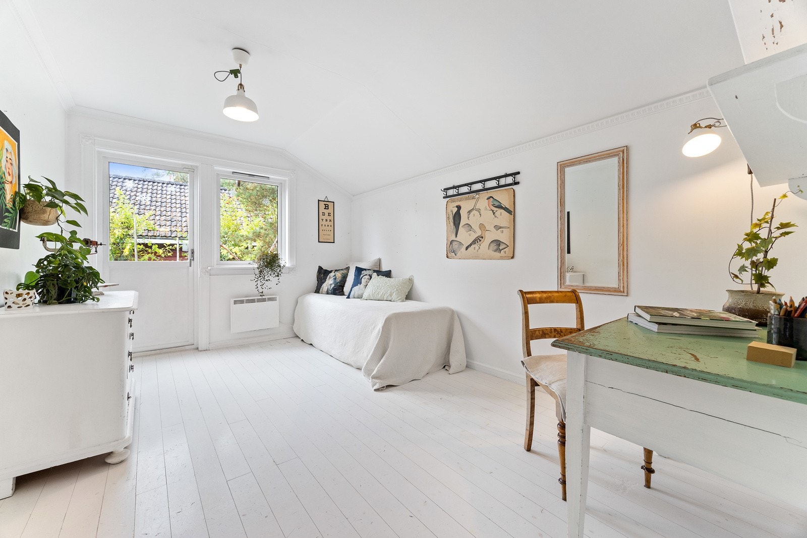 Soverom i 1. etasje med utgang til hage Galleribilde