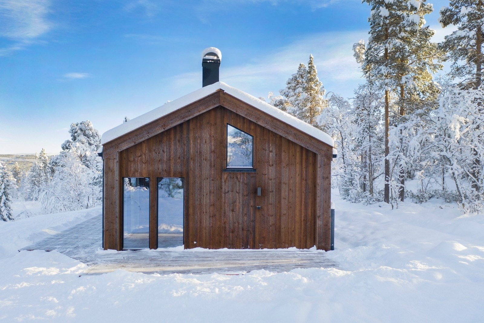 Rene linjer, minimalistisk stil, store vindusflater
og utpreget bruk av royalimpregnert kledning gir disse hyttene et trendy uttrykk. Galleribilde