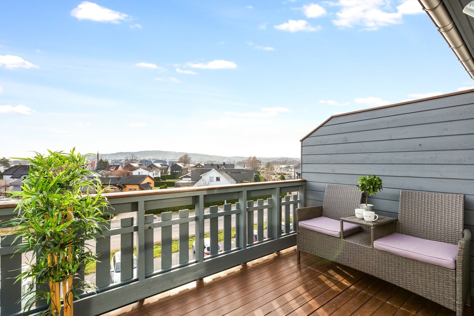 Balkongen som er sydvendt er på ca. 7,5 kvadratmeter og har fin plass til utemøblement Galleribilde