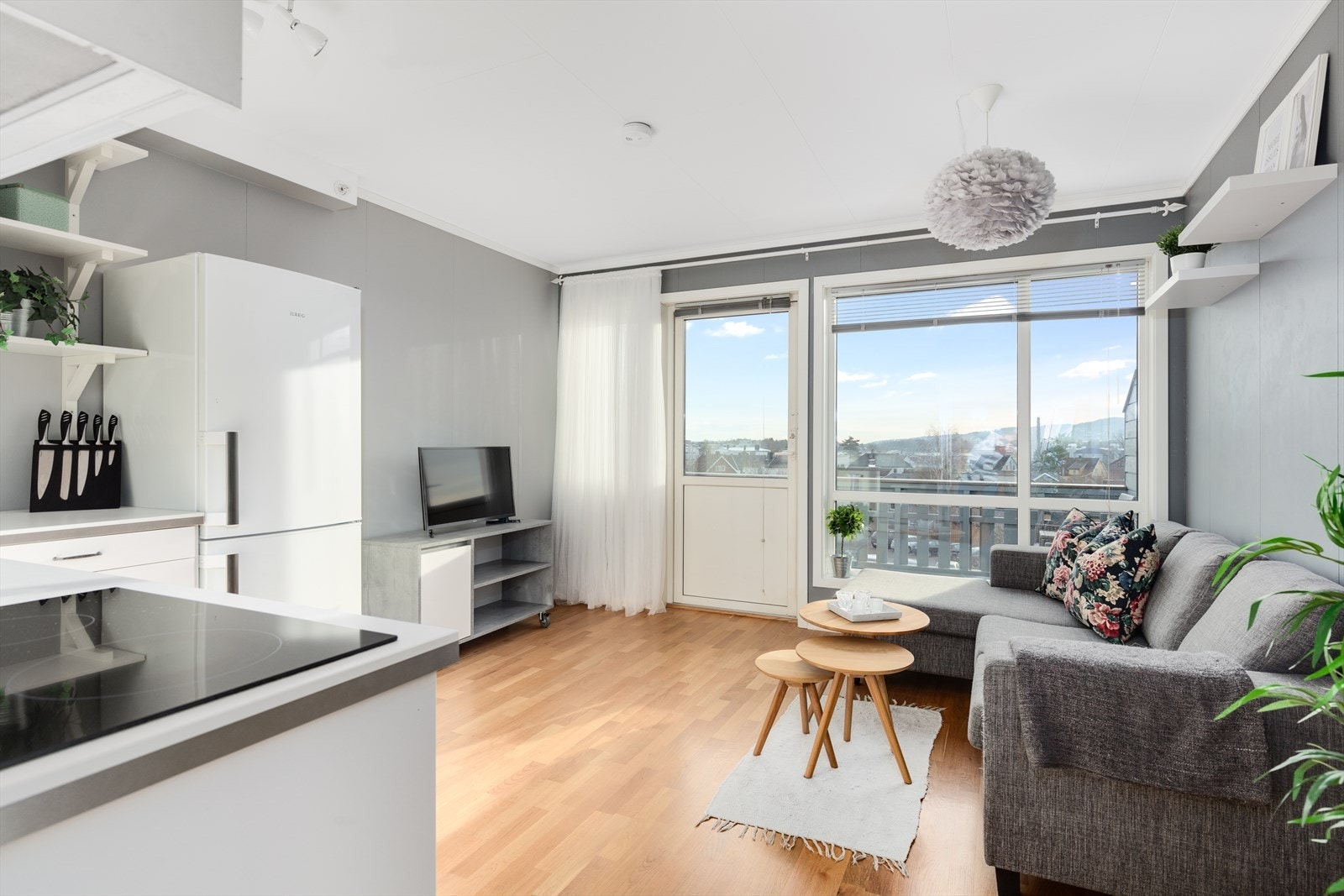 Leiligheten har en fin og arealeffektiv stue med åpen planløsning Galleribilde