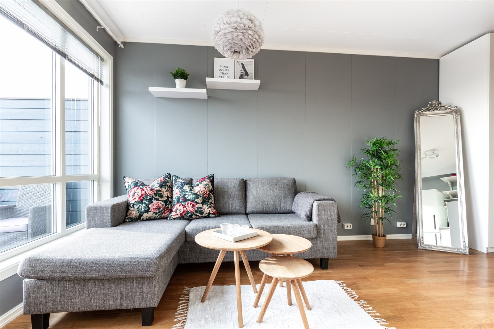 Fra stuen er det utgang til solrik balkong Galleribilde