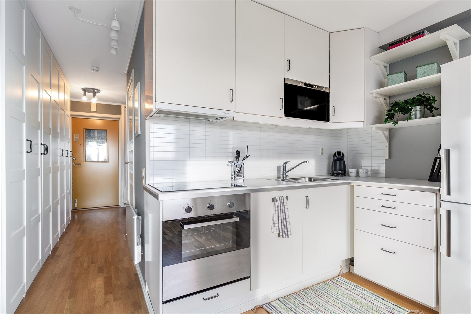 Leiligheten har et pent kjøkken som er godt utstyrt med blant annet integrert komfyr, mikrobølgeovn og oppvaskmaskin Galleribilde